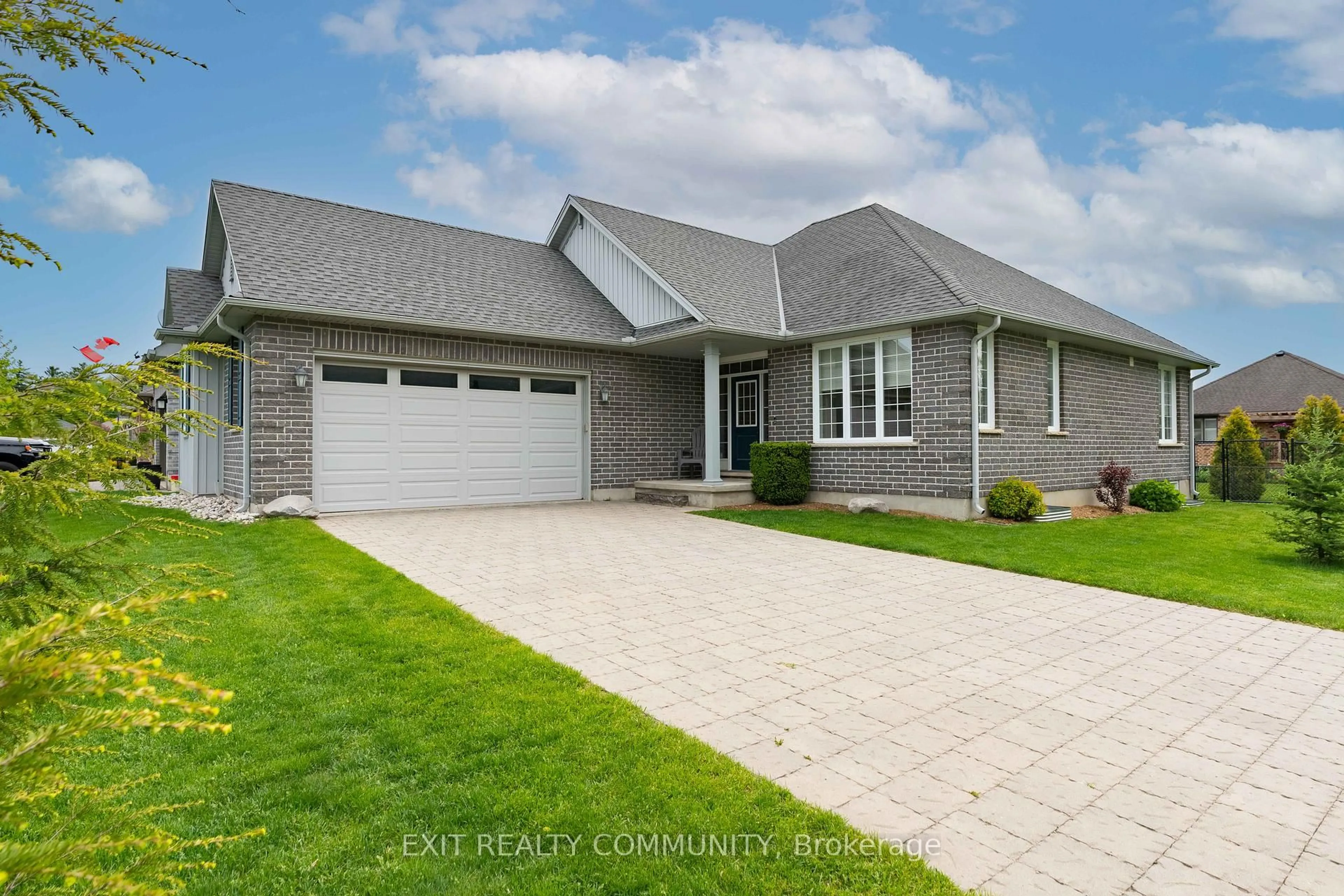 Home with vinyl exterior material, street for 598 Bennett Cres, Strathroy-Caradoc Ontario N0L 1W0