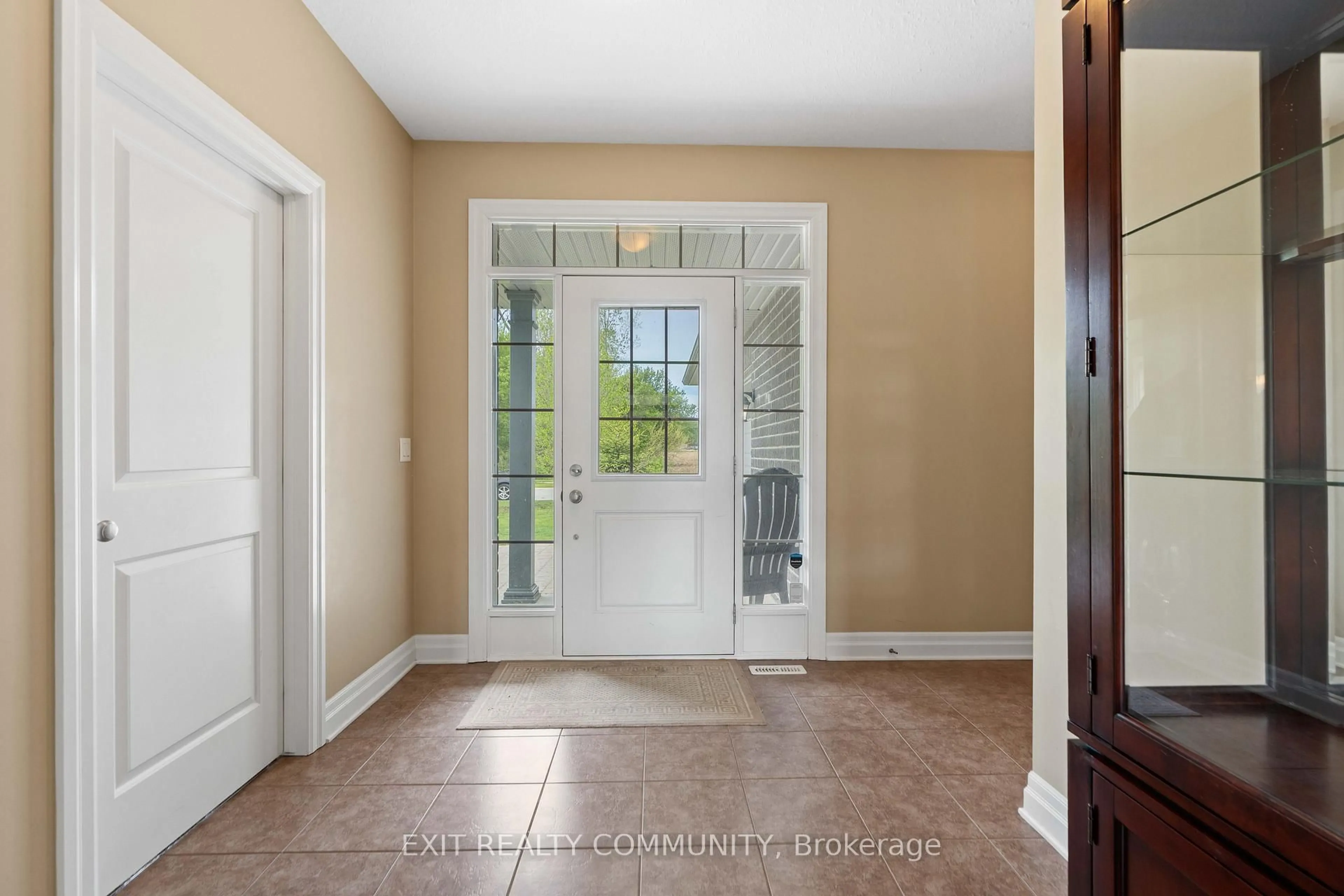 Indoor entryway for 598 Bennett Cres, Strathroy-Caradoc Ontario N0L 1W0