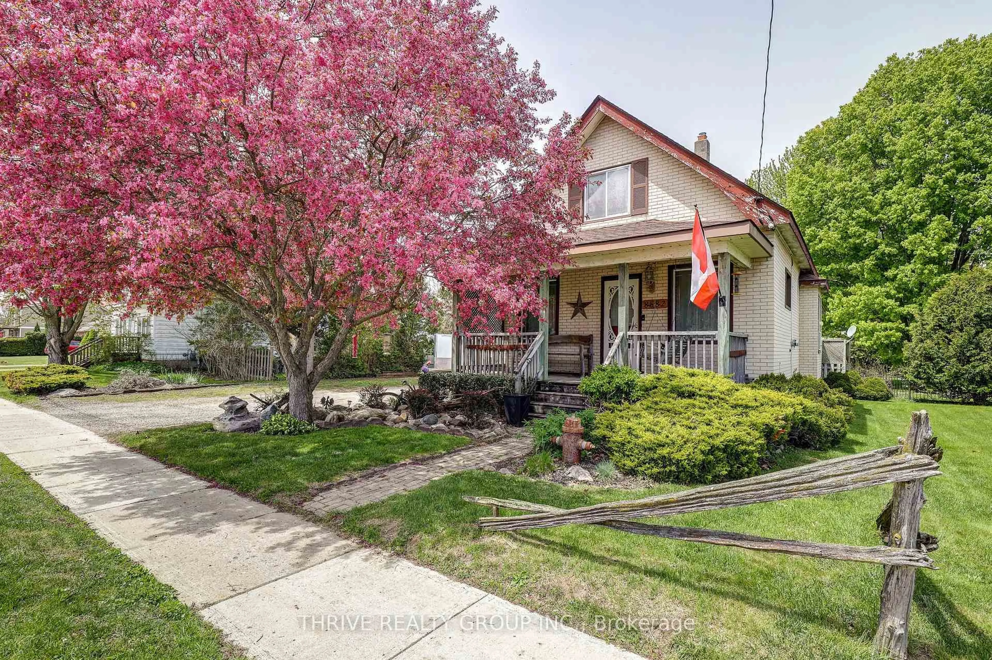 A pic from outside/outdoor area/front of a property/back of a property/a pic from drone, street for 8582 GLENDON Dr, Strathroy-Caradoc Ontario N0L 1W0