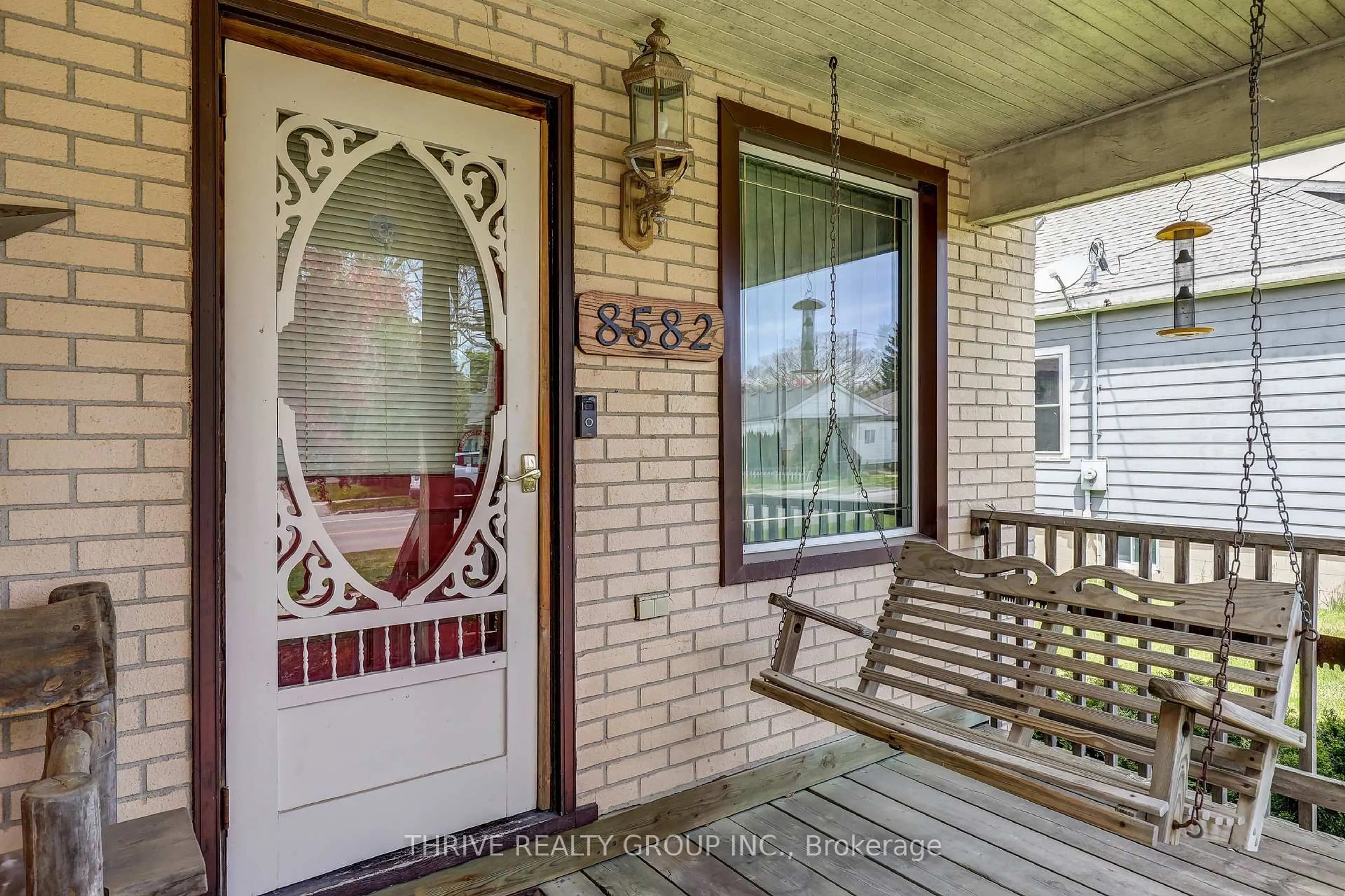 Indoor entryway for 8582 GLENDON Dr, Strathroy-Caradoc Ontario N0L 1W0