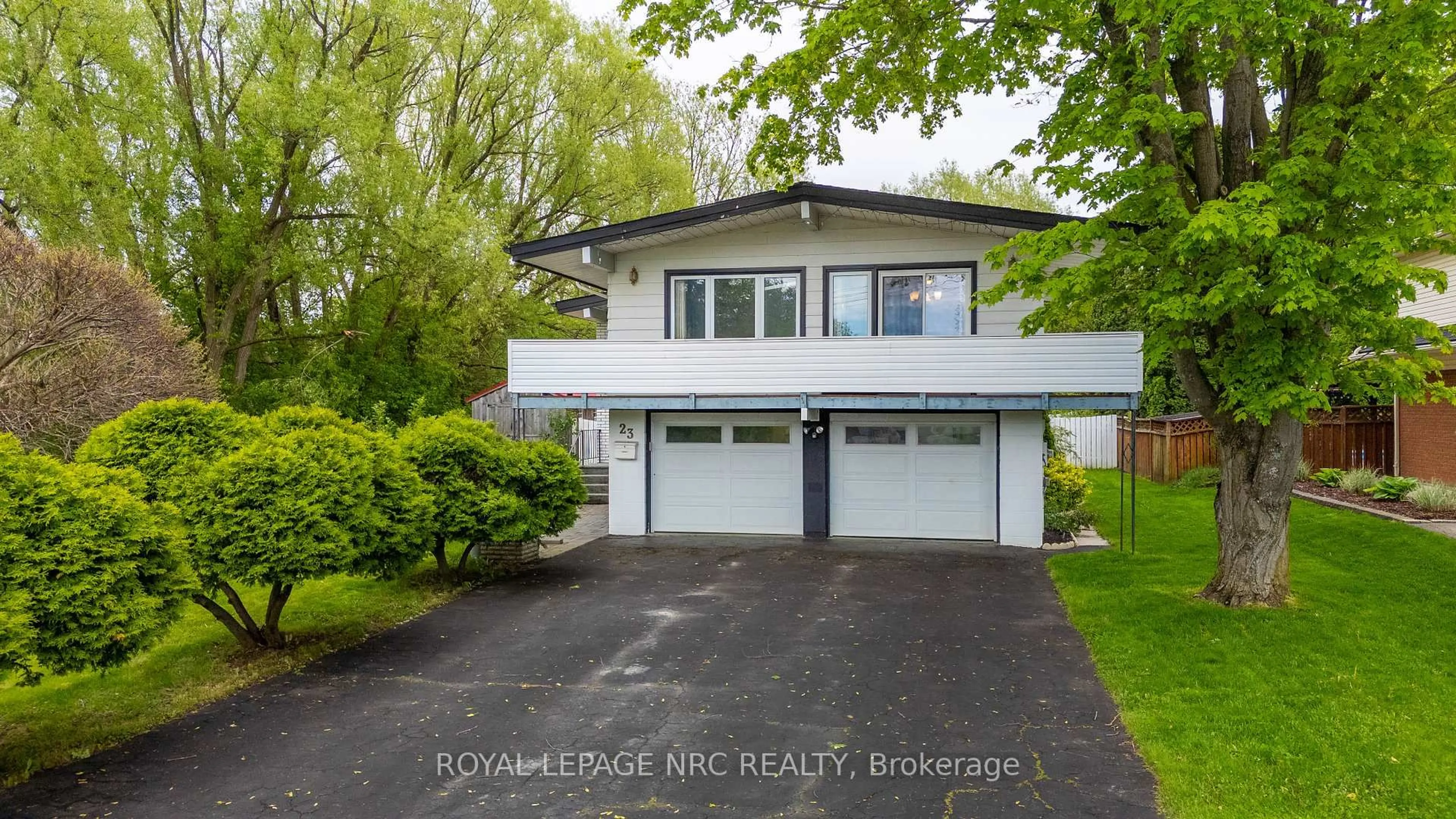 Home with vinyl exterior material, street for 23 Chantler Rd, Welland Ontario L3C 4M6