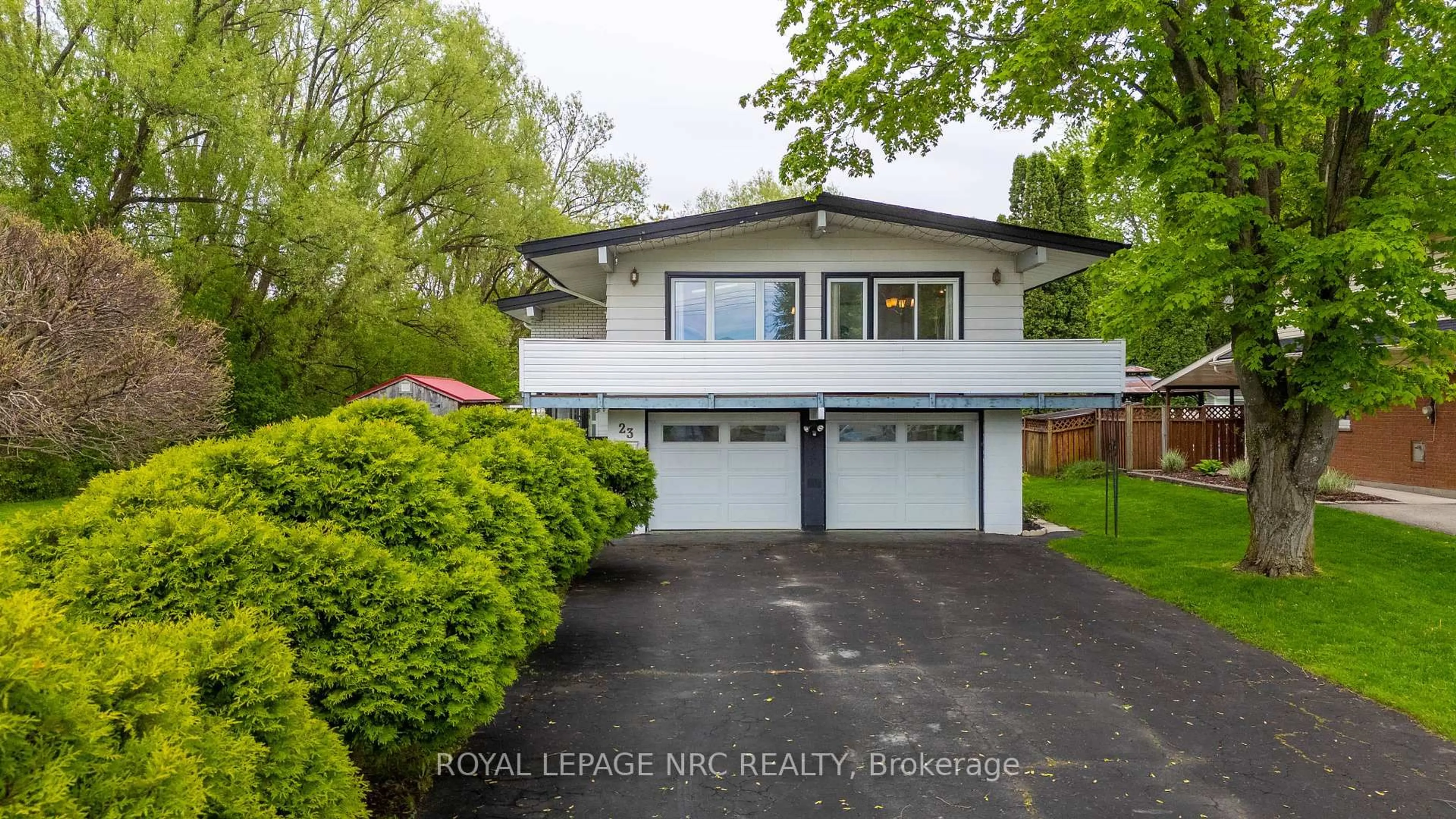 Home with vinyl exterior material, street for 23 Chantler Rd, Welland Ontario L3C 4M6