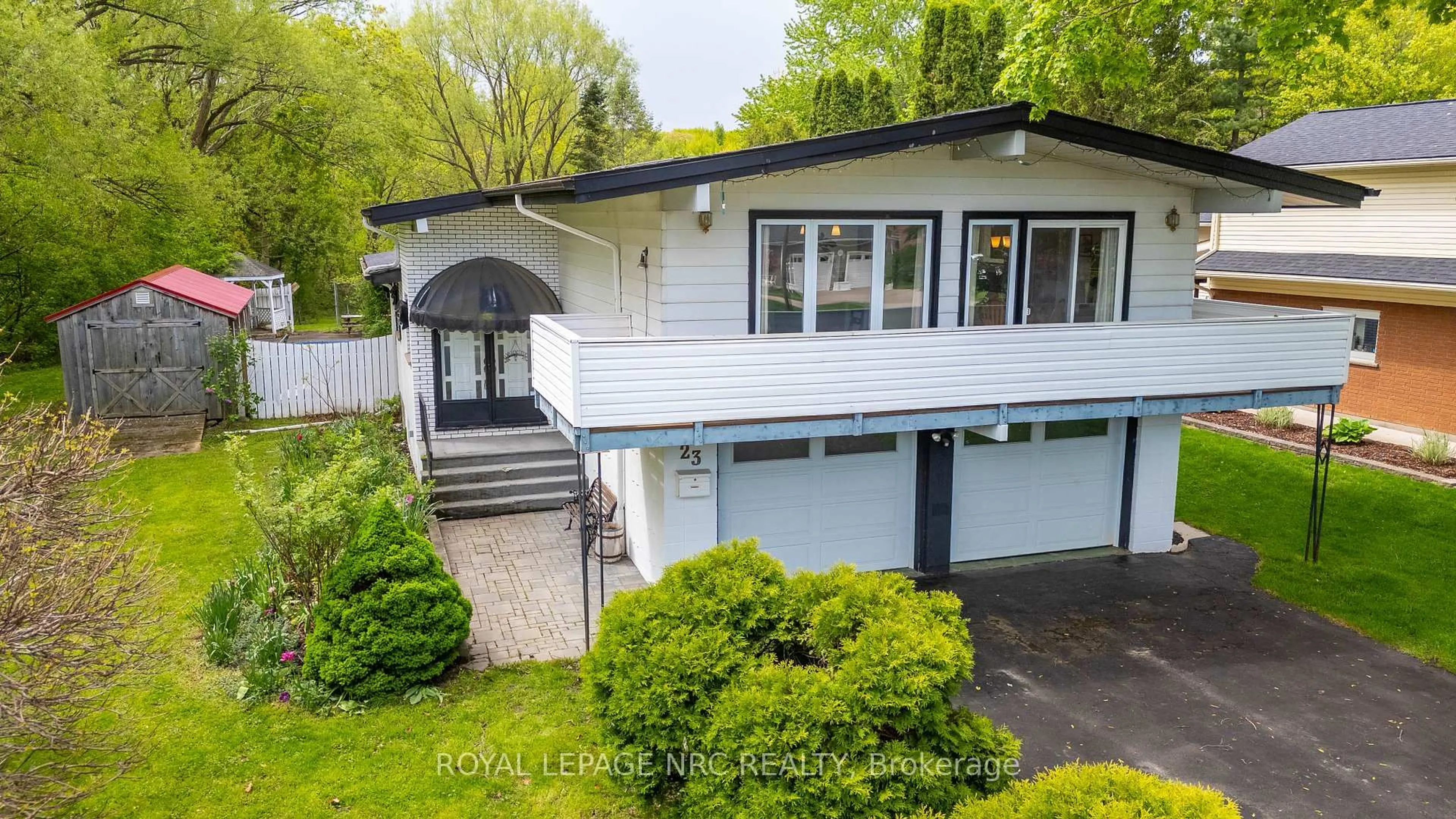 A pic from outside/outdoor area/front of a property/back of a property/a pic from drone, street for 23 Chantler Rd, Welland Ontario L3C 4M6