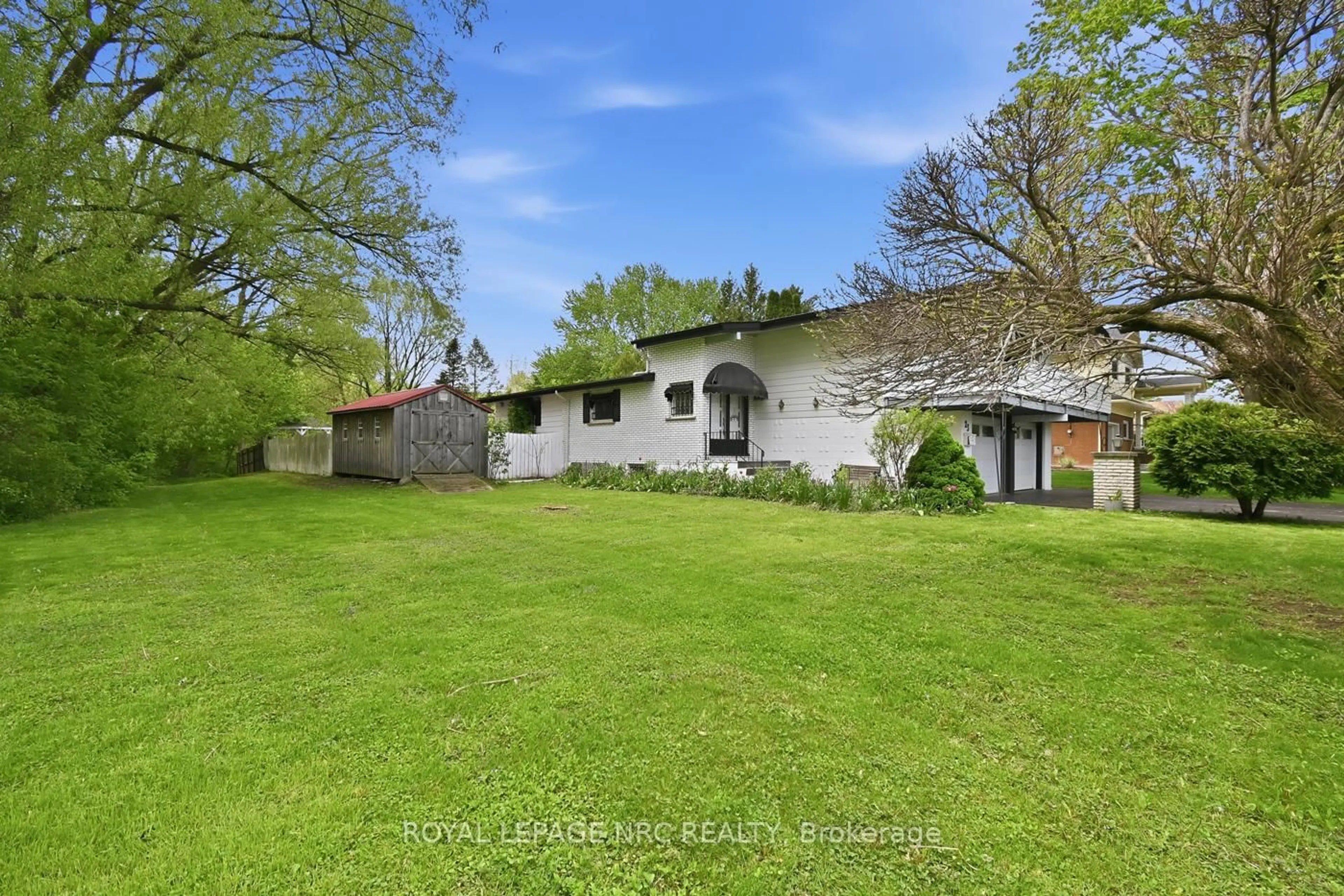 A pic from outside/outdoor area/front of a property/back of a property/a pic from drone, unknown for 23 Chantler Rd, Welland Ontario L3C 4M6