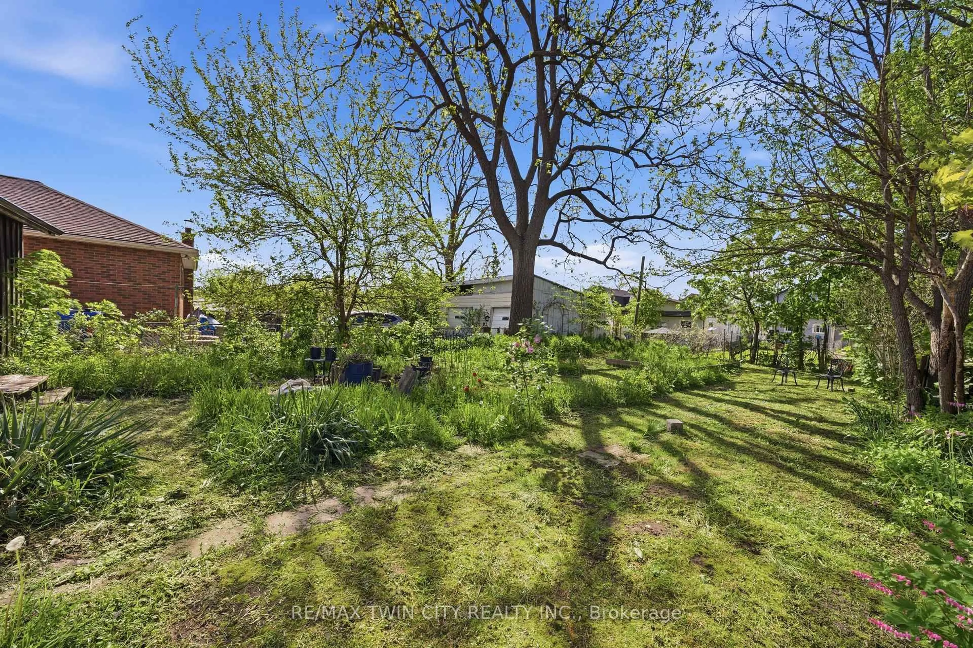 A pic from outside/outdoor area/front of a property/back of a property/a pic from drone, street for 119 East Ave, Brantford Ontario N3S 3M1
