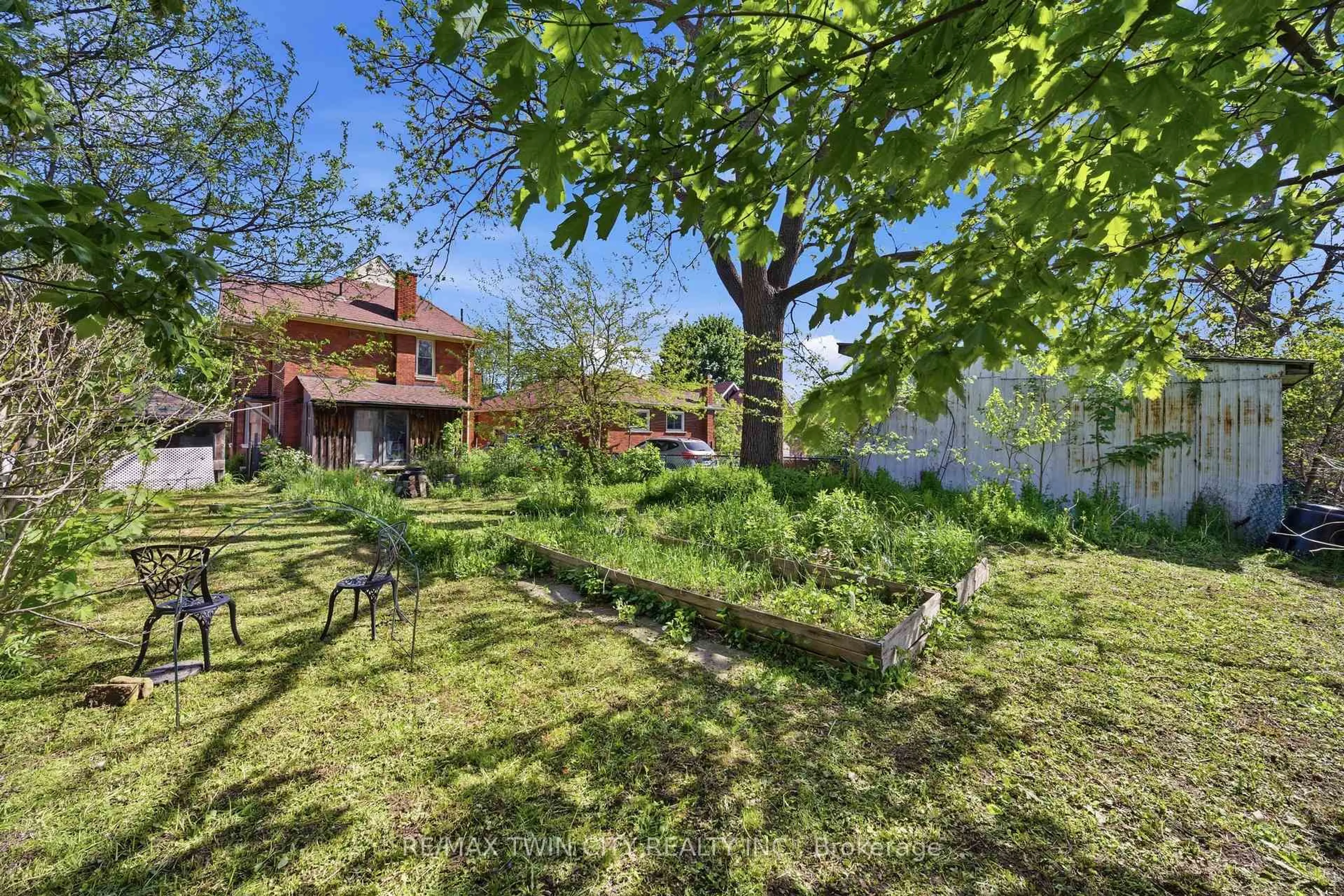 Patio, street for 119 East Ave, Brantford Ontario N3S 3M1