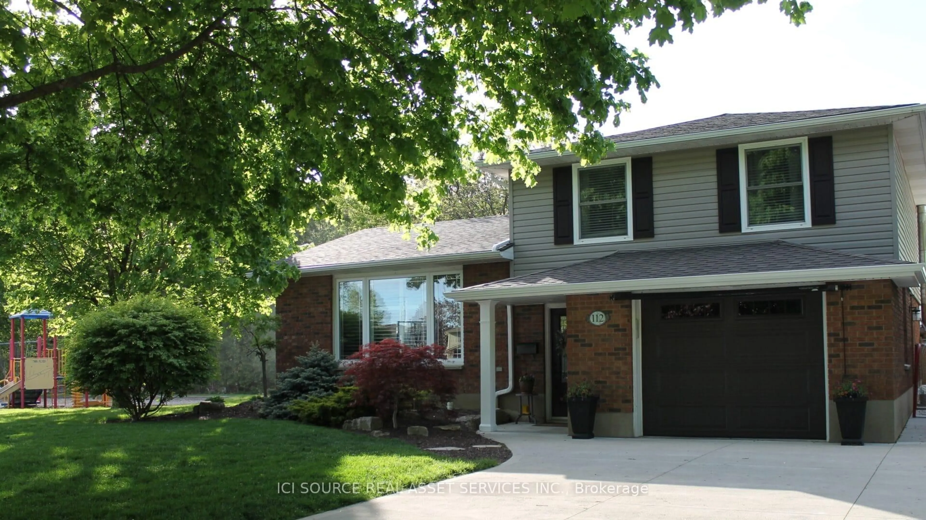 Home with vinyl exterior material, street for 112 Thornhill Cres, Chatham-Kent Ontario N7L 4M3
