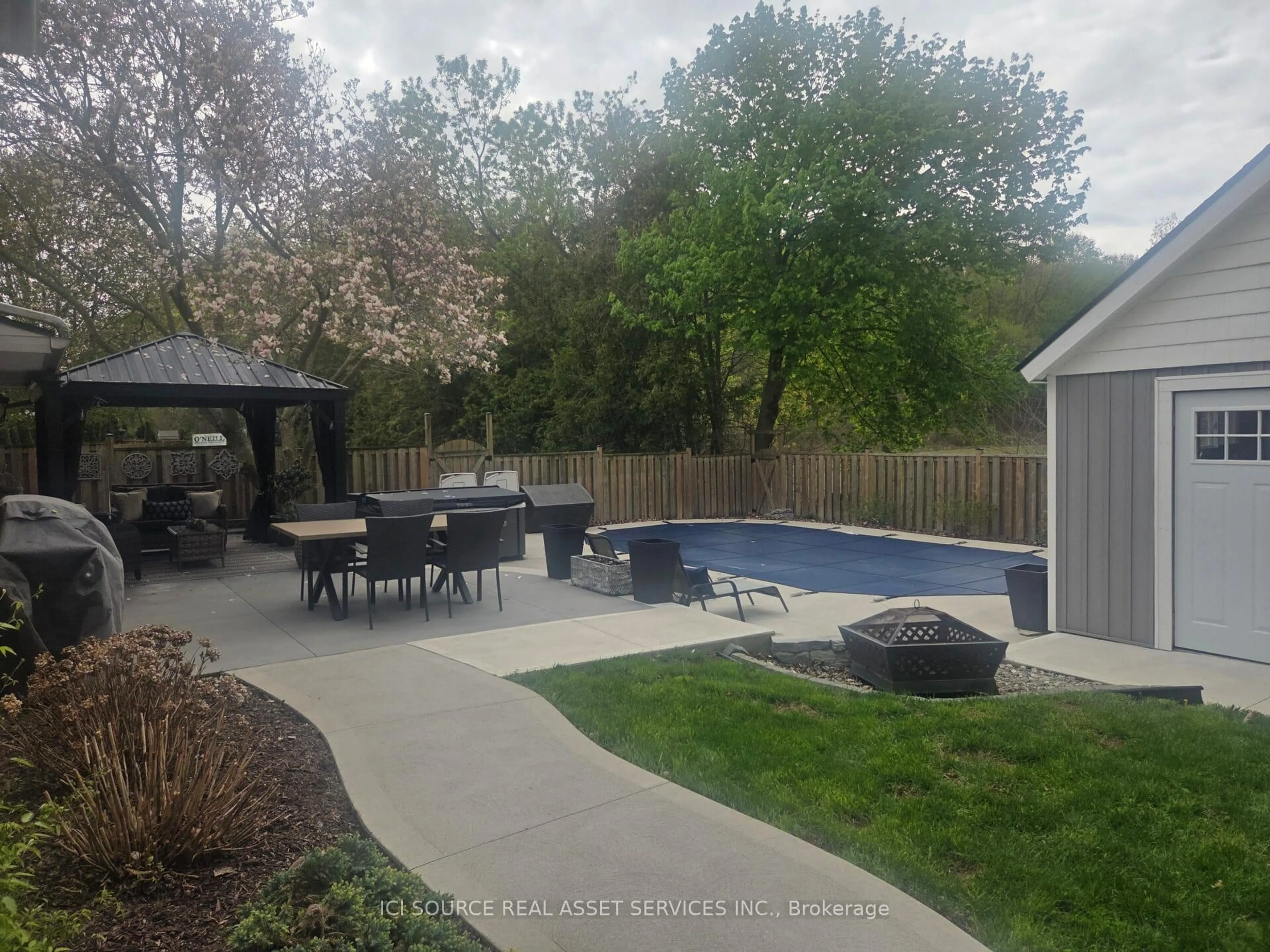 Patio, street for 112 Thornhill Cres, Chatham-Kent Ontario N7L 4M3