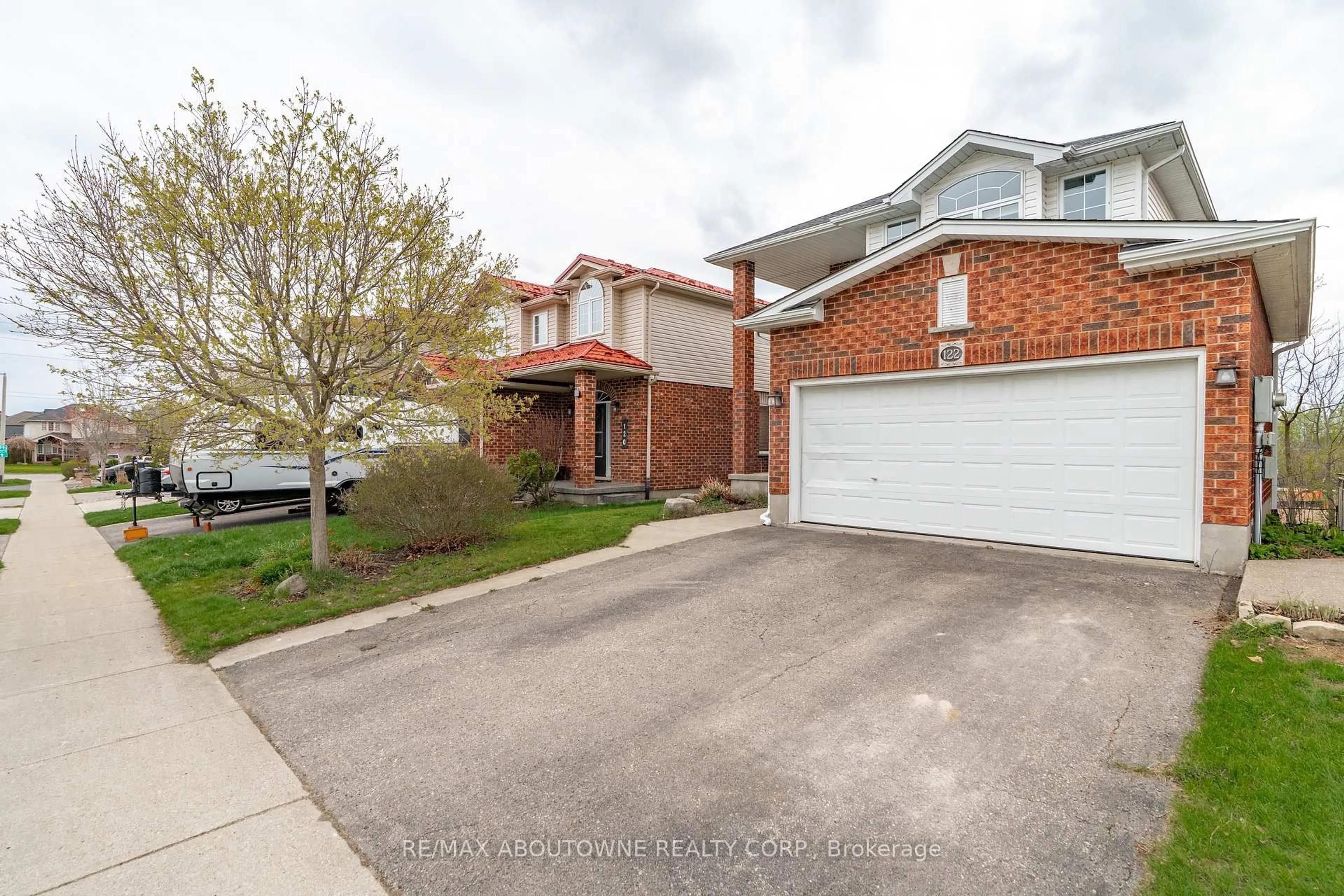 A pic from outside/outdoor area/front of a property/back of a property/a pic from drone, street for 122 Severn Dr, Guelph Ontario N1E 7K6