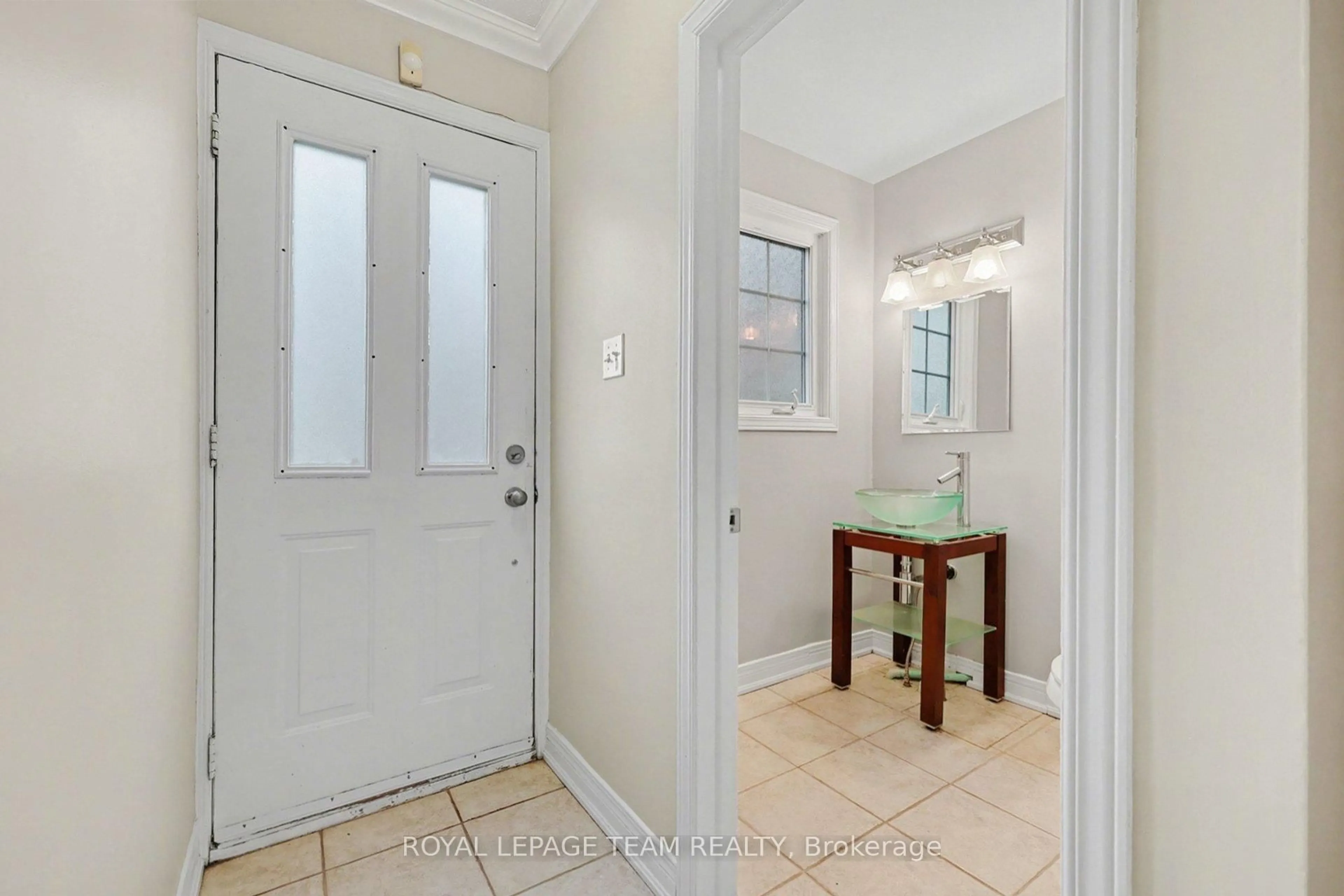 Indoor entryway for 187 MONTEREY Dr, Ottawa Ontario K2H 7A9