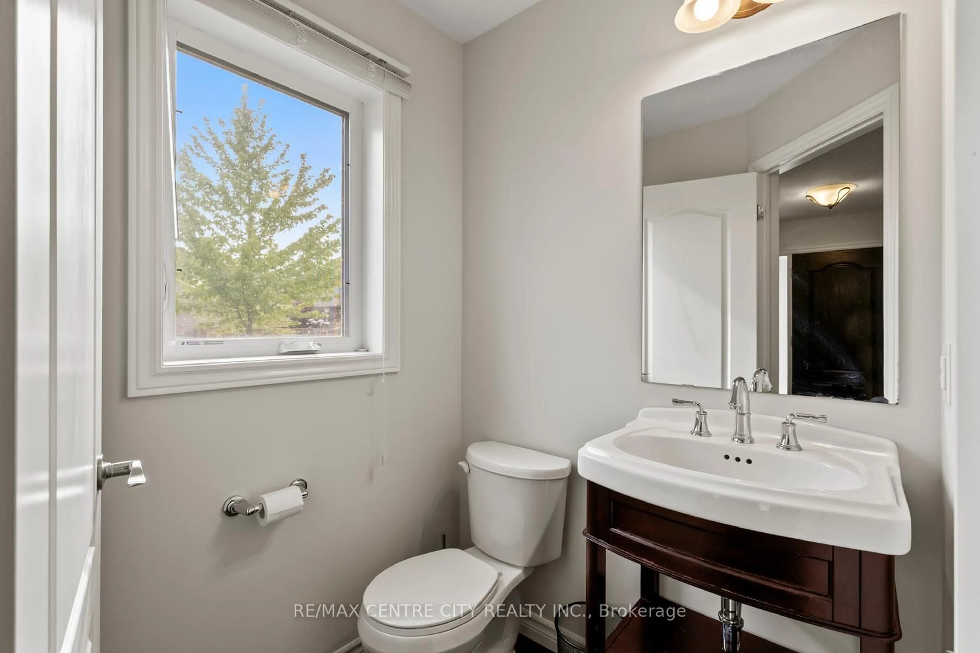 Standard bathroom, ceramic/tile floor for 657 Tennent Ave, London North Ontario N5X 0L2