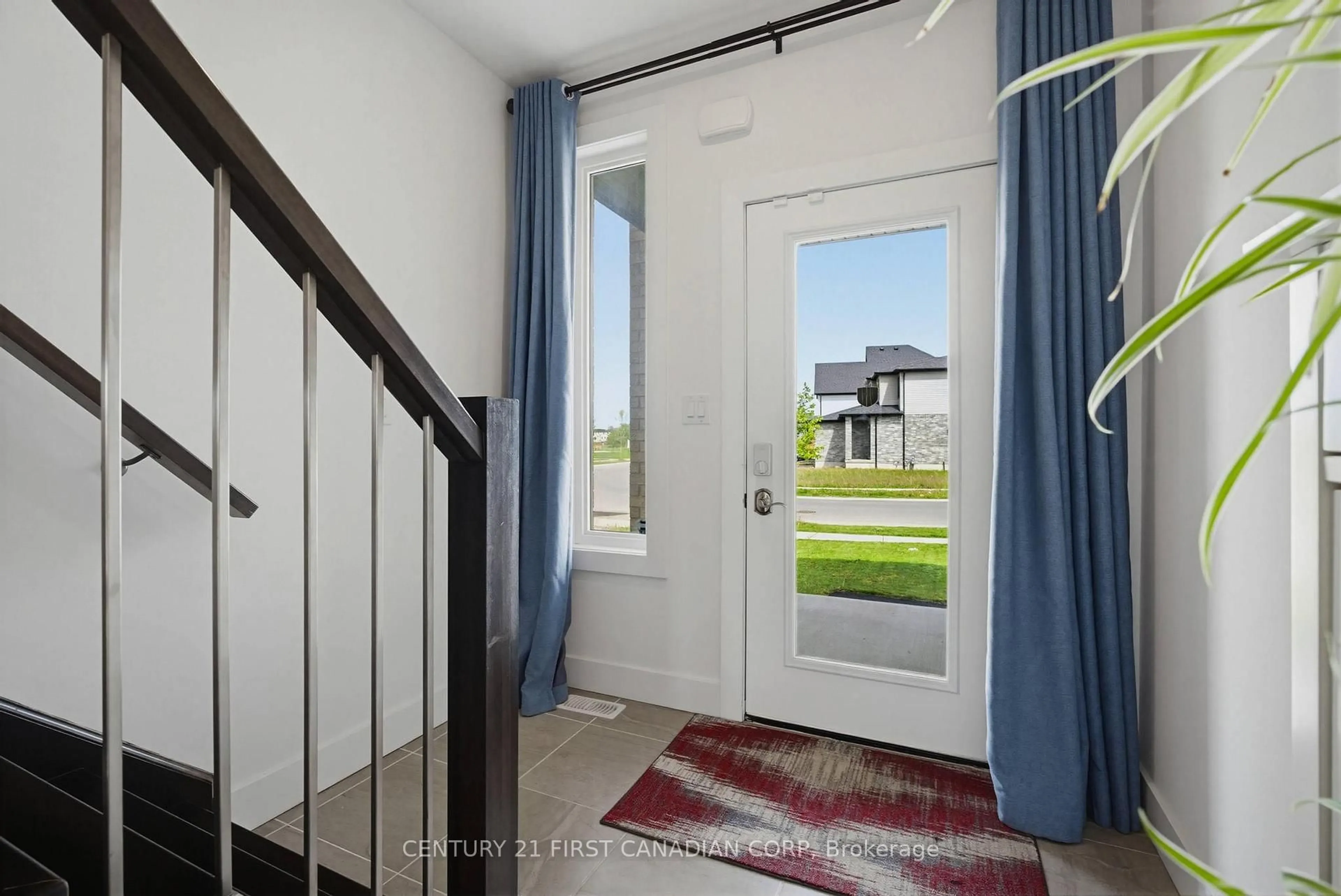 Indoor entryway for 2201 WATEROAK Dr, London North Ontario N6G 0R1