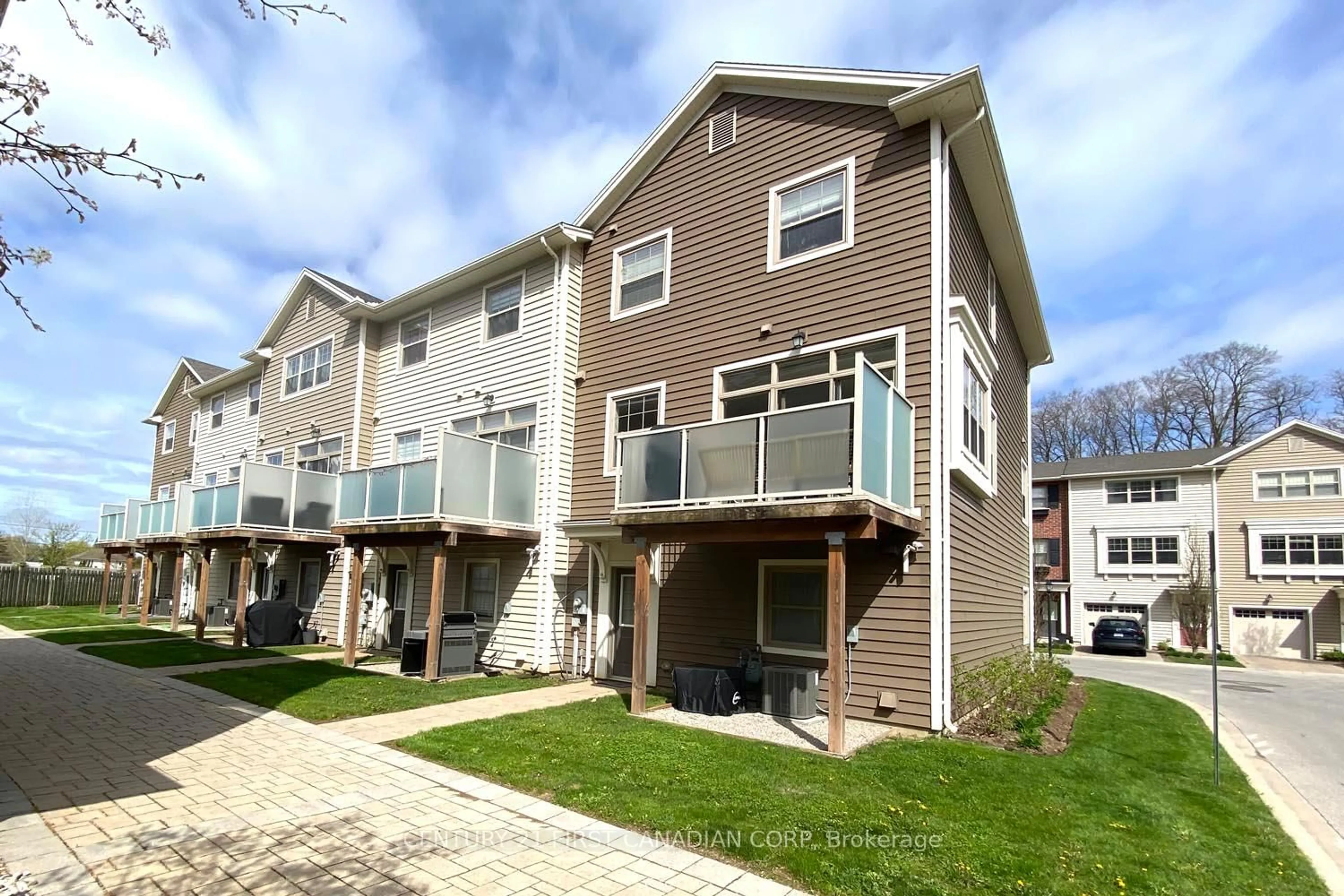 Patio, street for 1040 CORONATION Dr #71, London North Ontario N6G 0R8