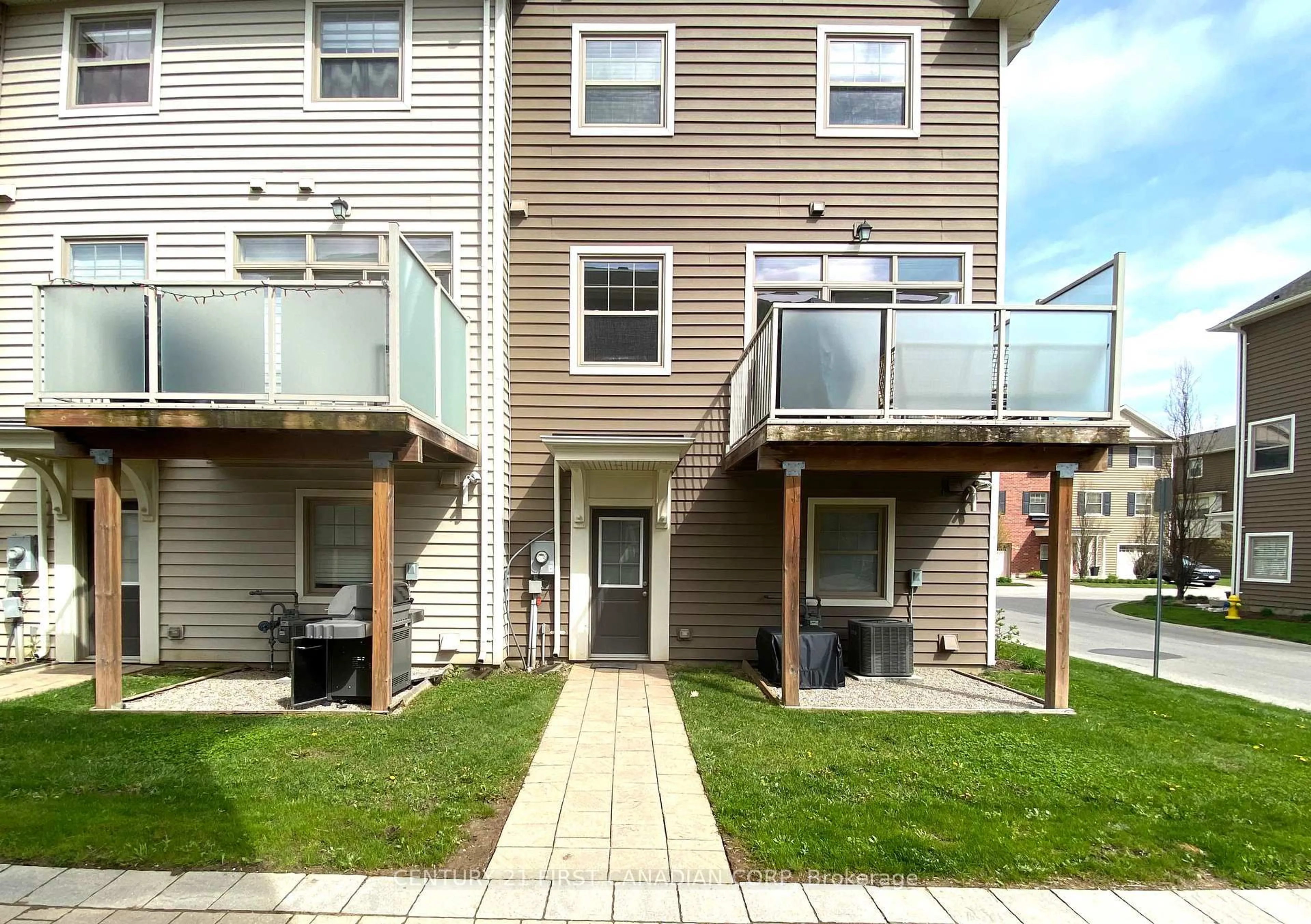 Patio, street for 1040 CORONATION Dr #71, London North Ontario N6G 0R8