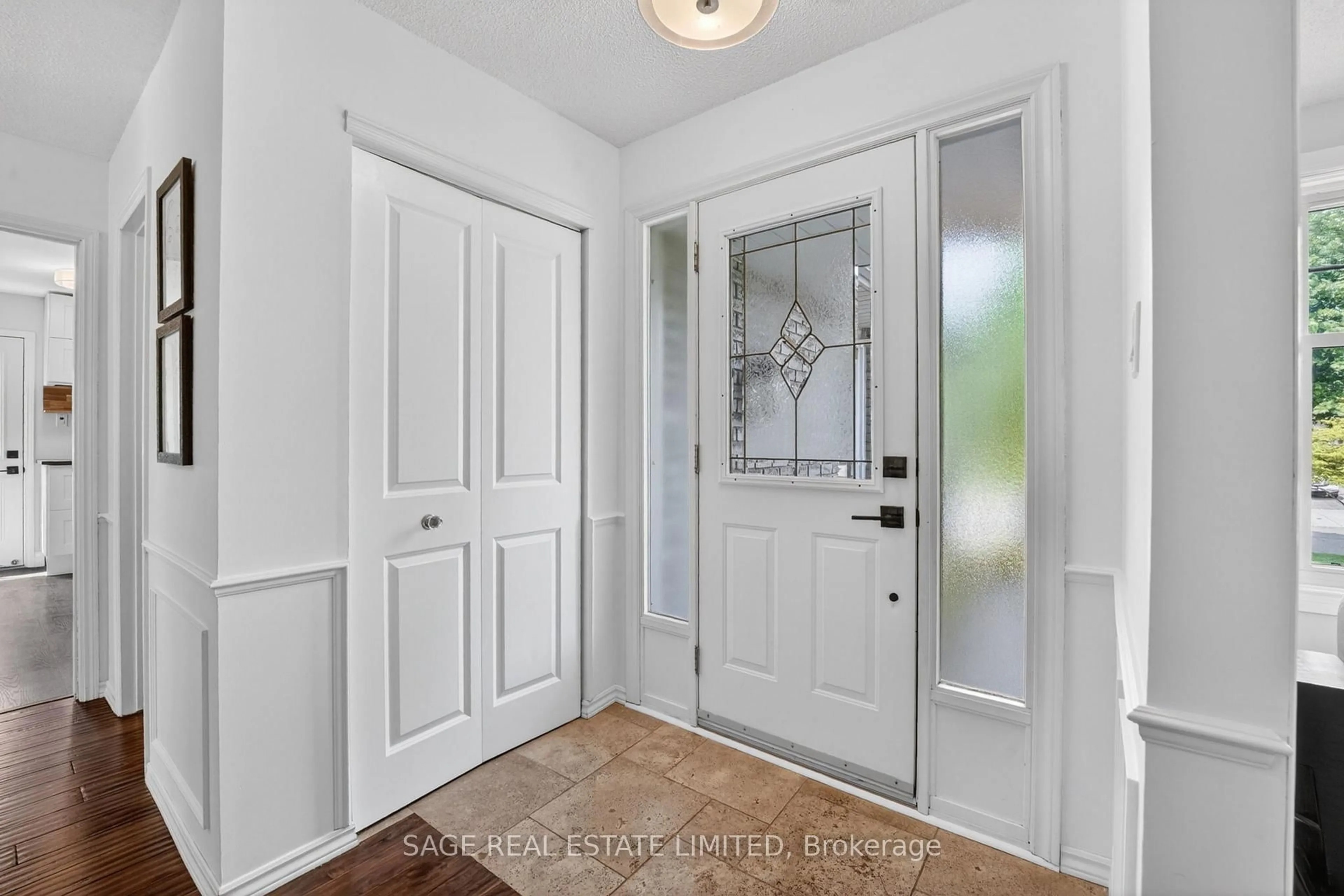 Indoor entryway for 6 Acacia St, Hamilton Ontario L8J 1V6