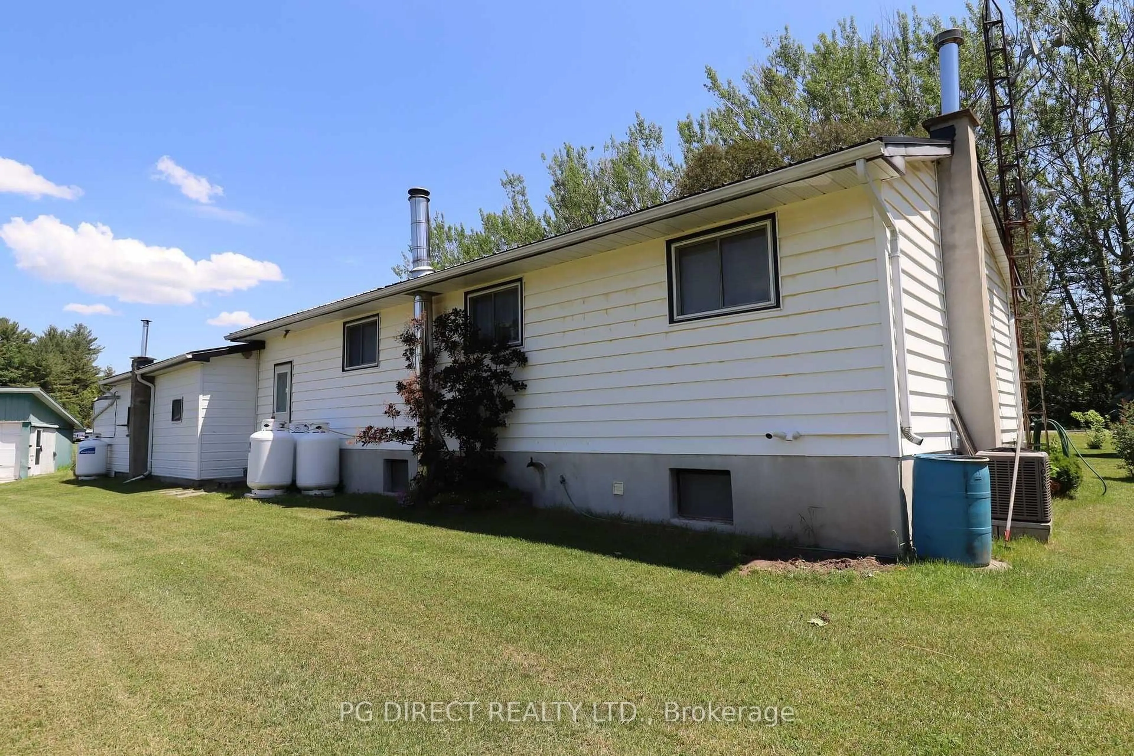 Home with vinyl exterior material, unknown for 3602 Maple Ave, Augusta Ontario K0E 1T0