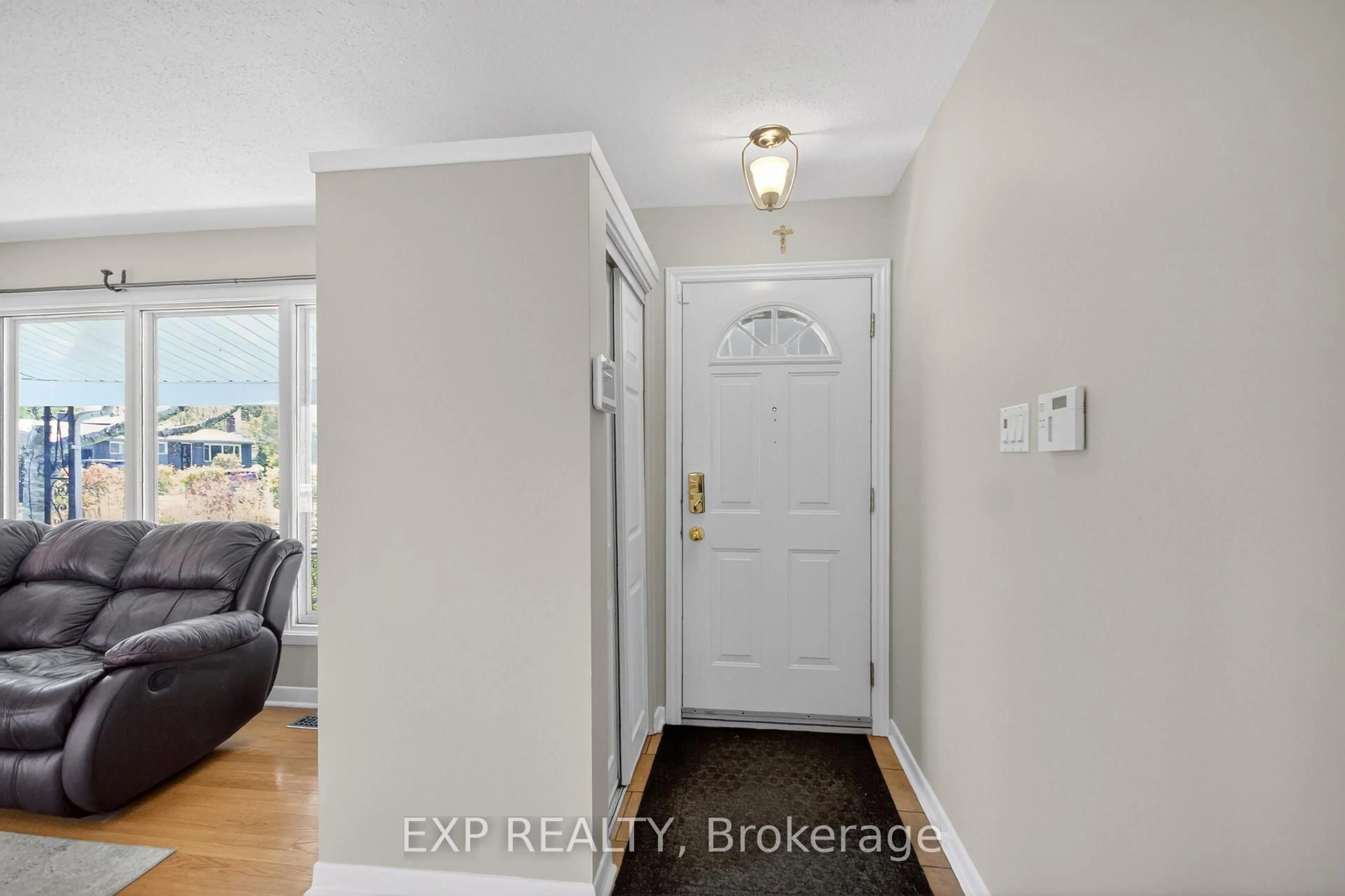 Indoor entryway for 31 Barlyn Ave, Ottawa Ontario K2E 5E2