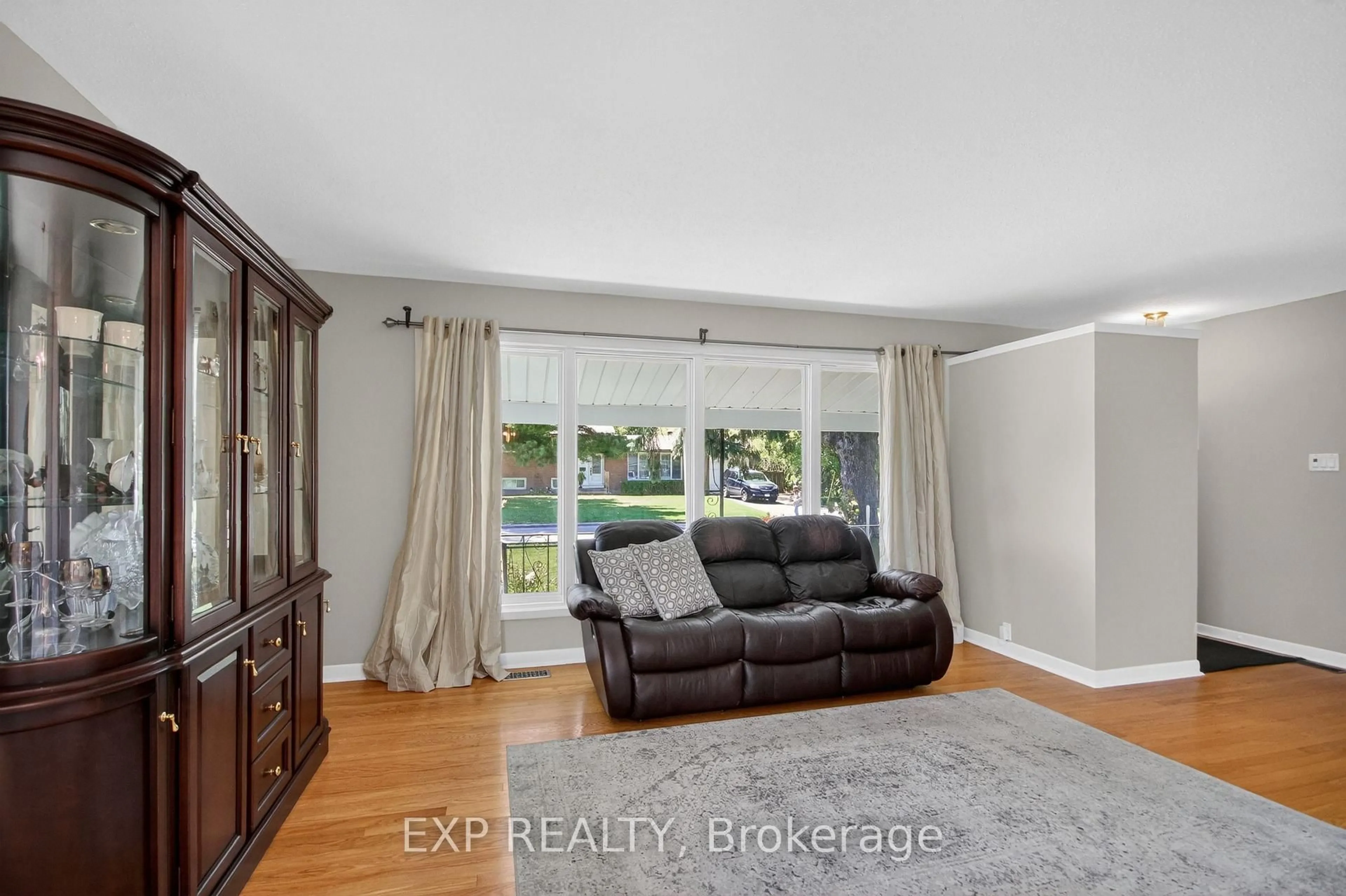 Living room with furniture, unknown for 31 Barlyn Ave, Ottawa Ontario K2E 5E2