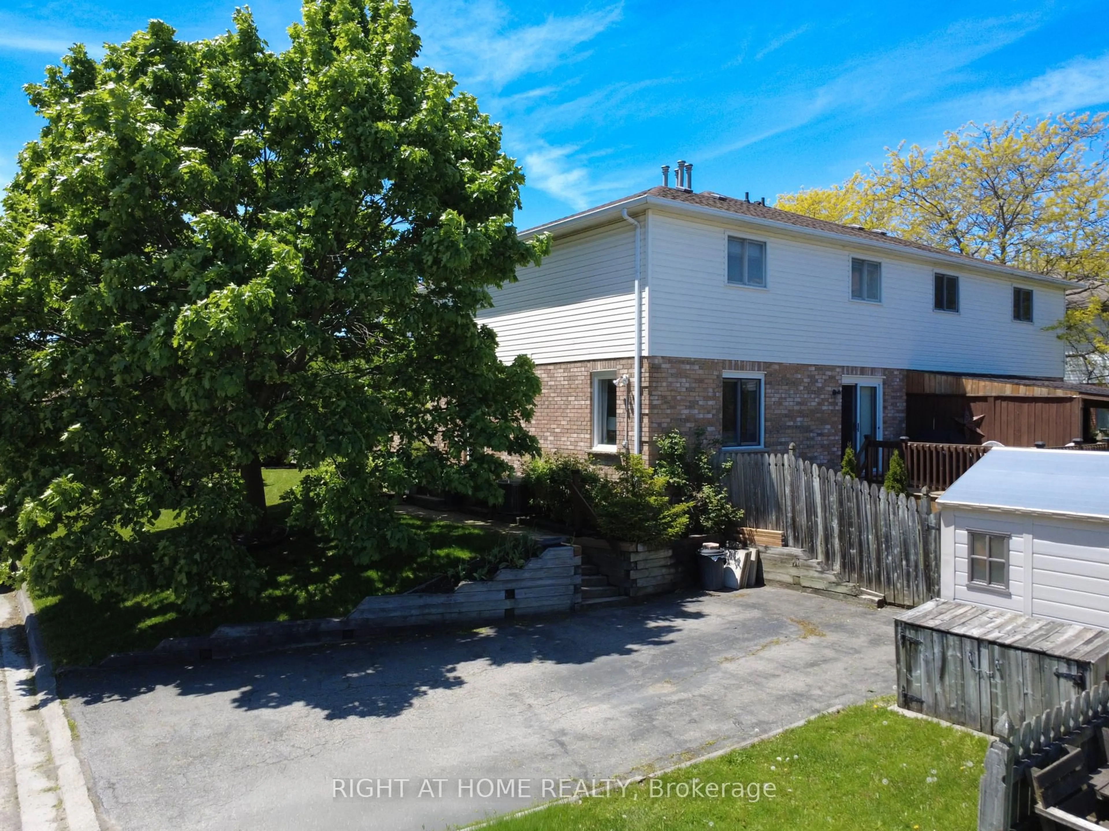 A pic from outside/outdoor area/front of a property/back of a property/a pic from drone, street for 105 Summers Dr, Thorold Ontario L2V 5A1