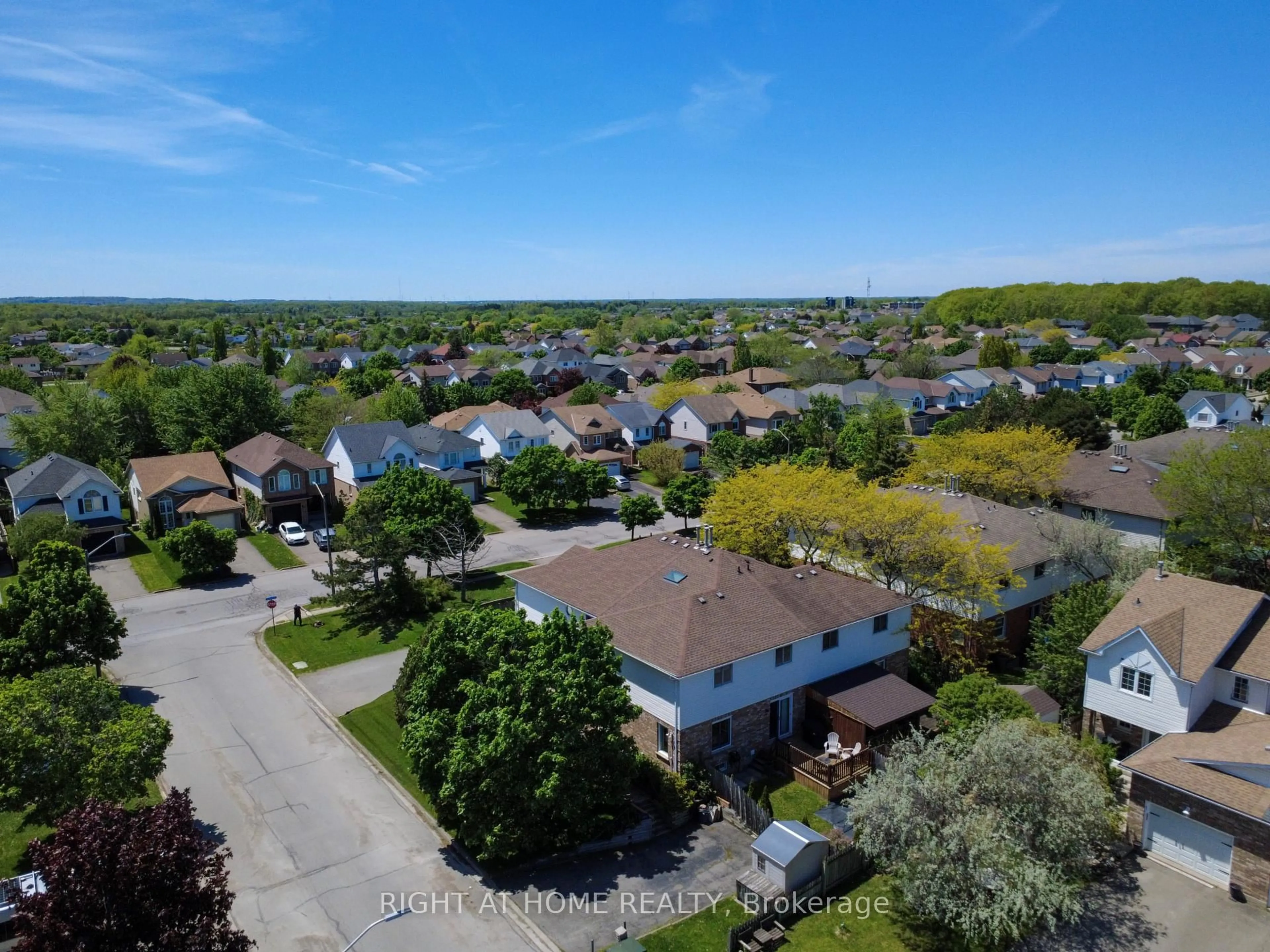 A pic from outside/outdoor area/front of a property/back of a property/a pic from drone, street for 105 Summers Dr, Thorold Ontario L2V 5A1
