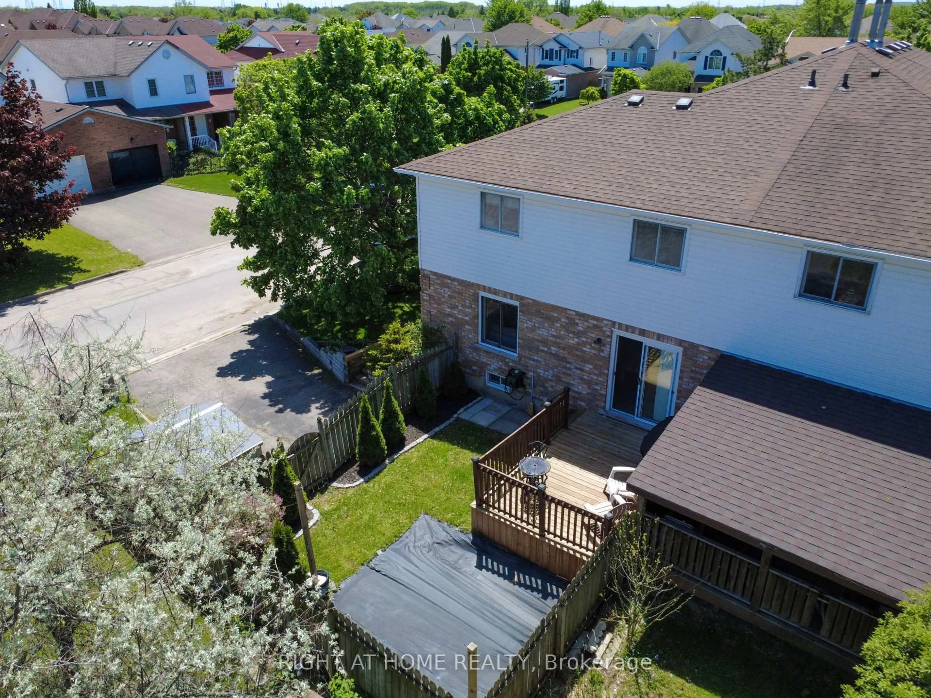 A pic from outside/outdoor area/front of a property/back of a property/a pic from drone, street for 105 Summers Dr, Thorold Ontario L2V 5A1