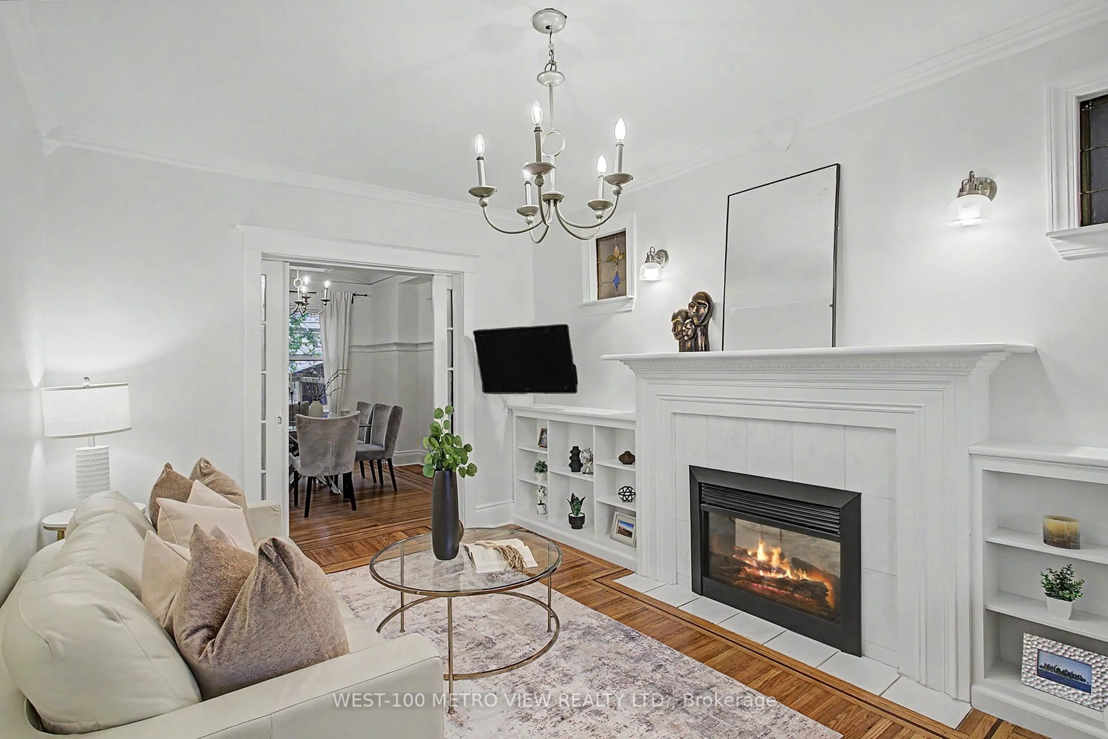 Living room with furniture, unknown for 21 Springer Ave, Hamilton Ontario L8M 2W7
