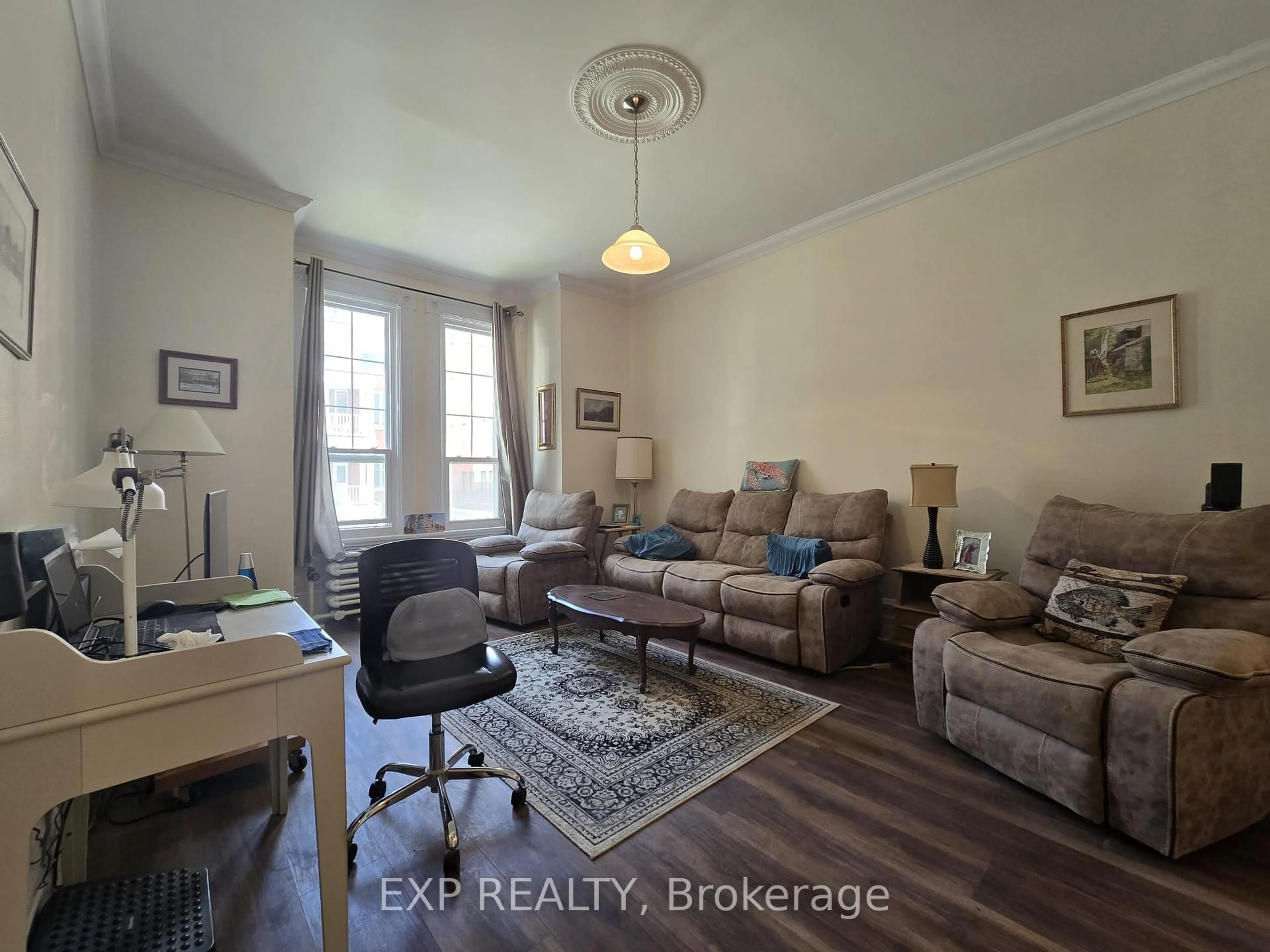Living room with furniture, wood/laminate floor for 356 Gilmour St, Ottawa Ontario K2P 0R3