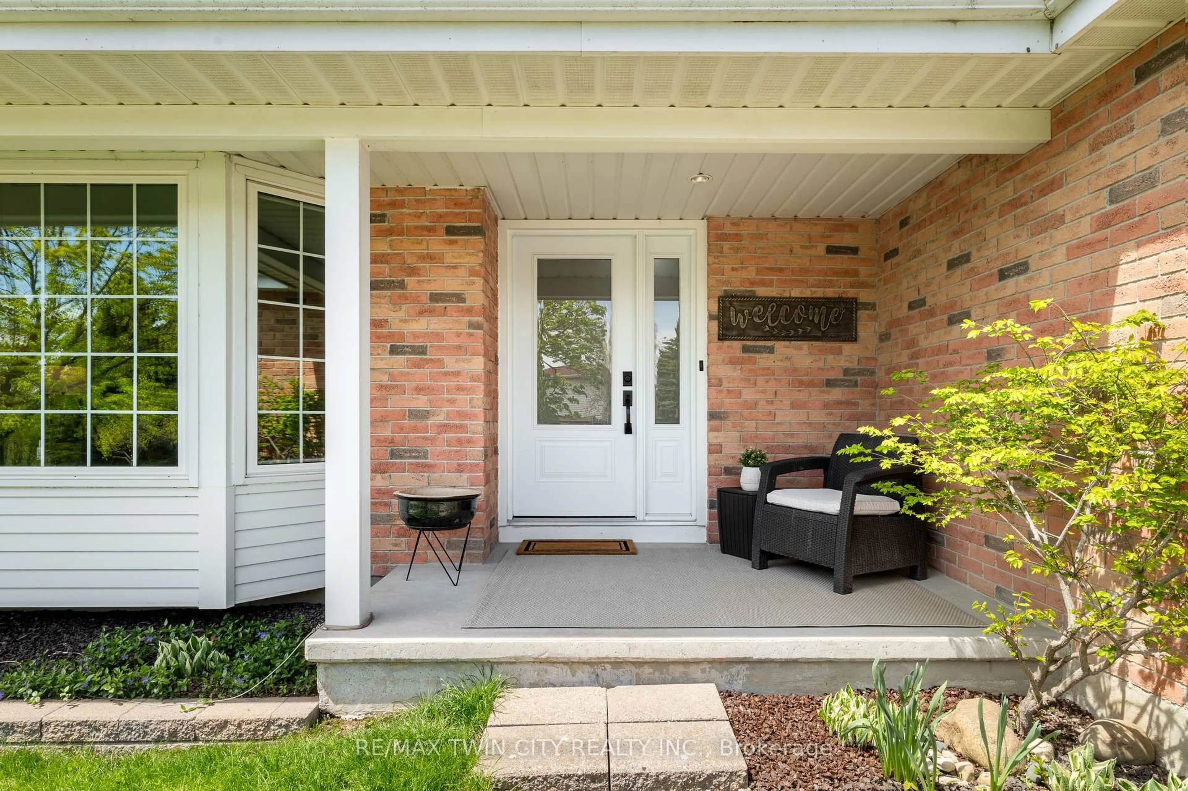 Indoor entryway for 240 Grand River Blvd, Kitchener Ontario N2A 3G8