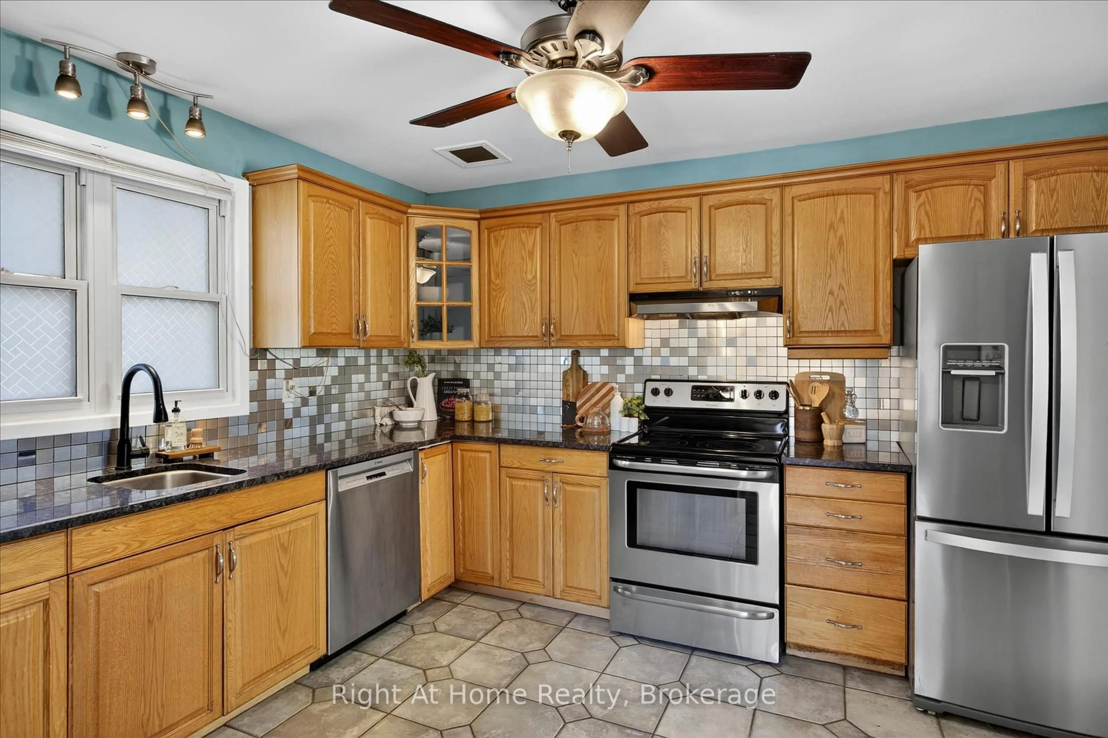 Standard kitchen, ceramic/tile floor for 278 Mcfarlane St, Peterborough Ontario K9H 1K4