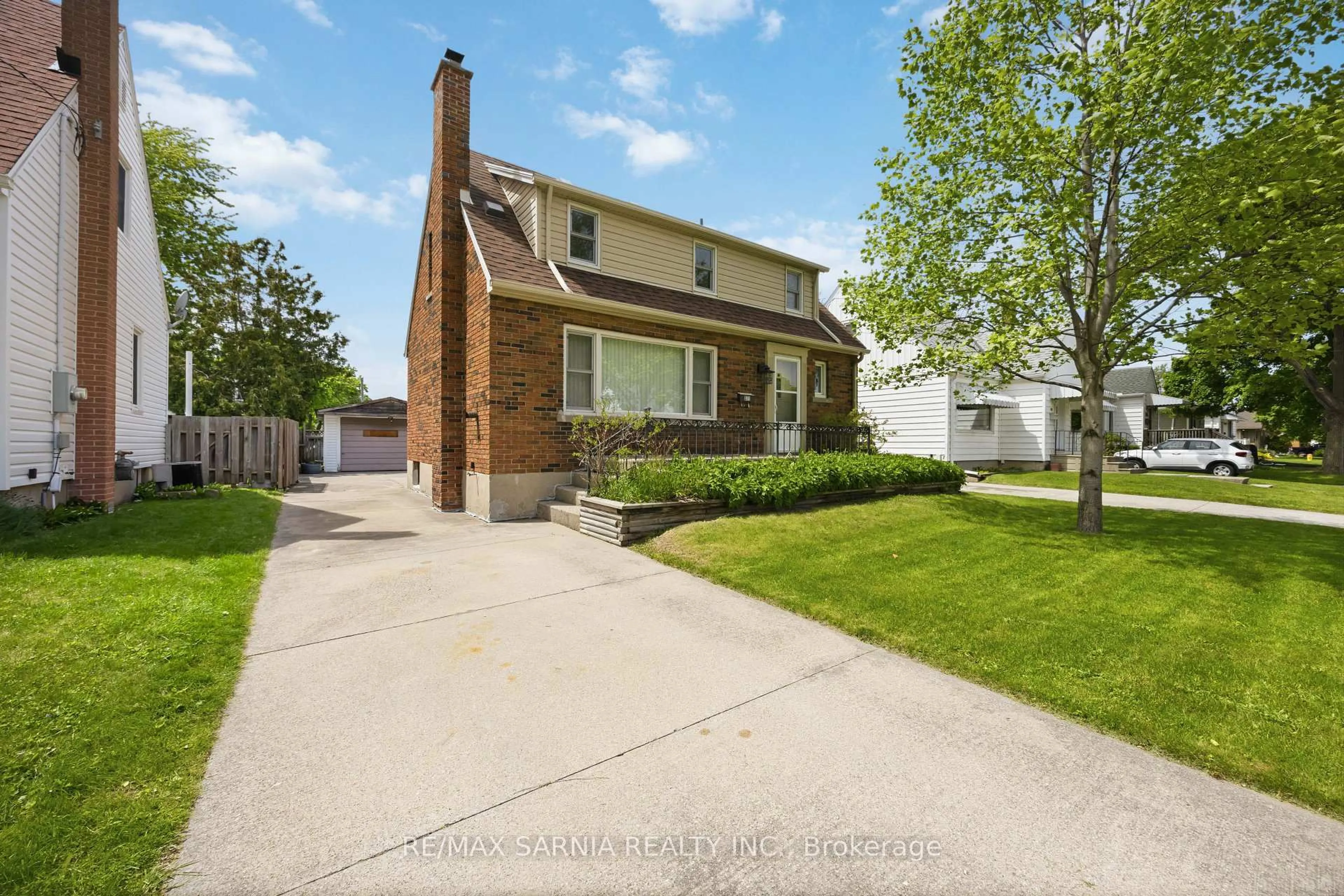 Unknown for 371 Mack Ave, Sarnia Ontario N7T 3P7