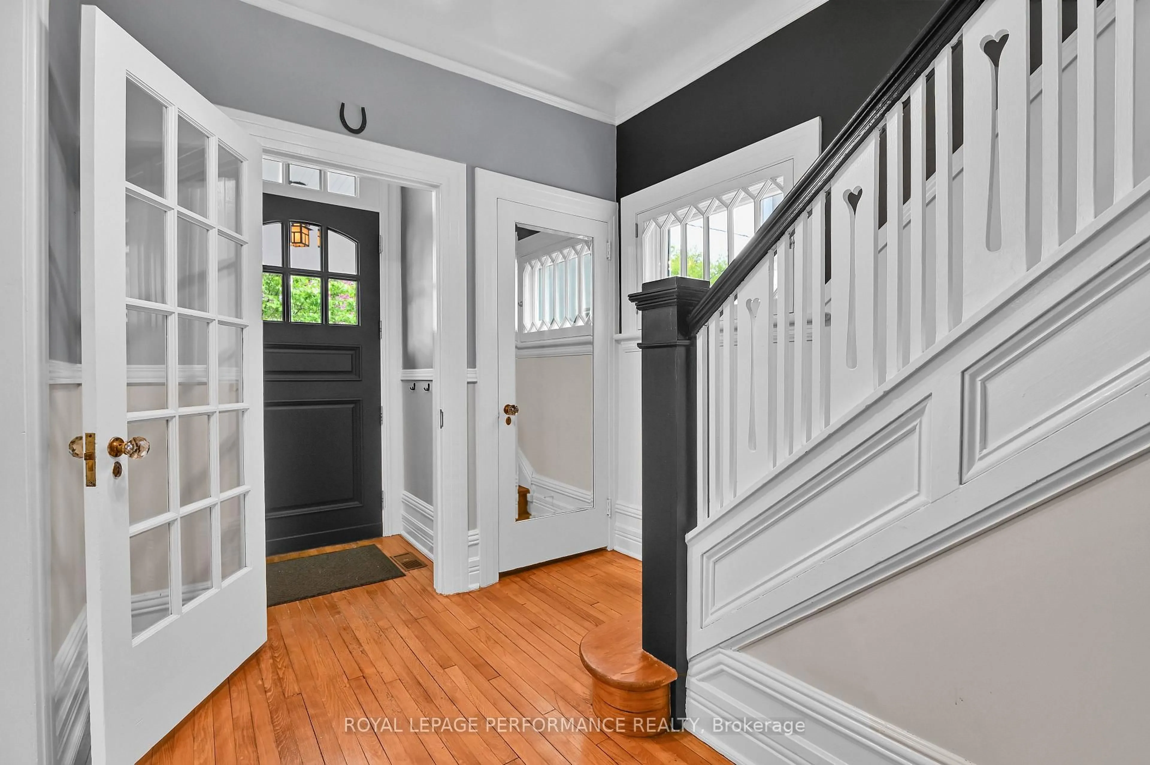 Indoor entryway for 16 Ossington Ave, Ottawa Ontario K1S 3B4