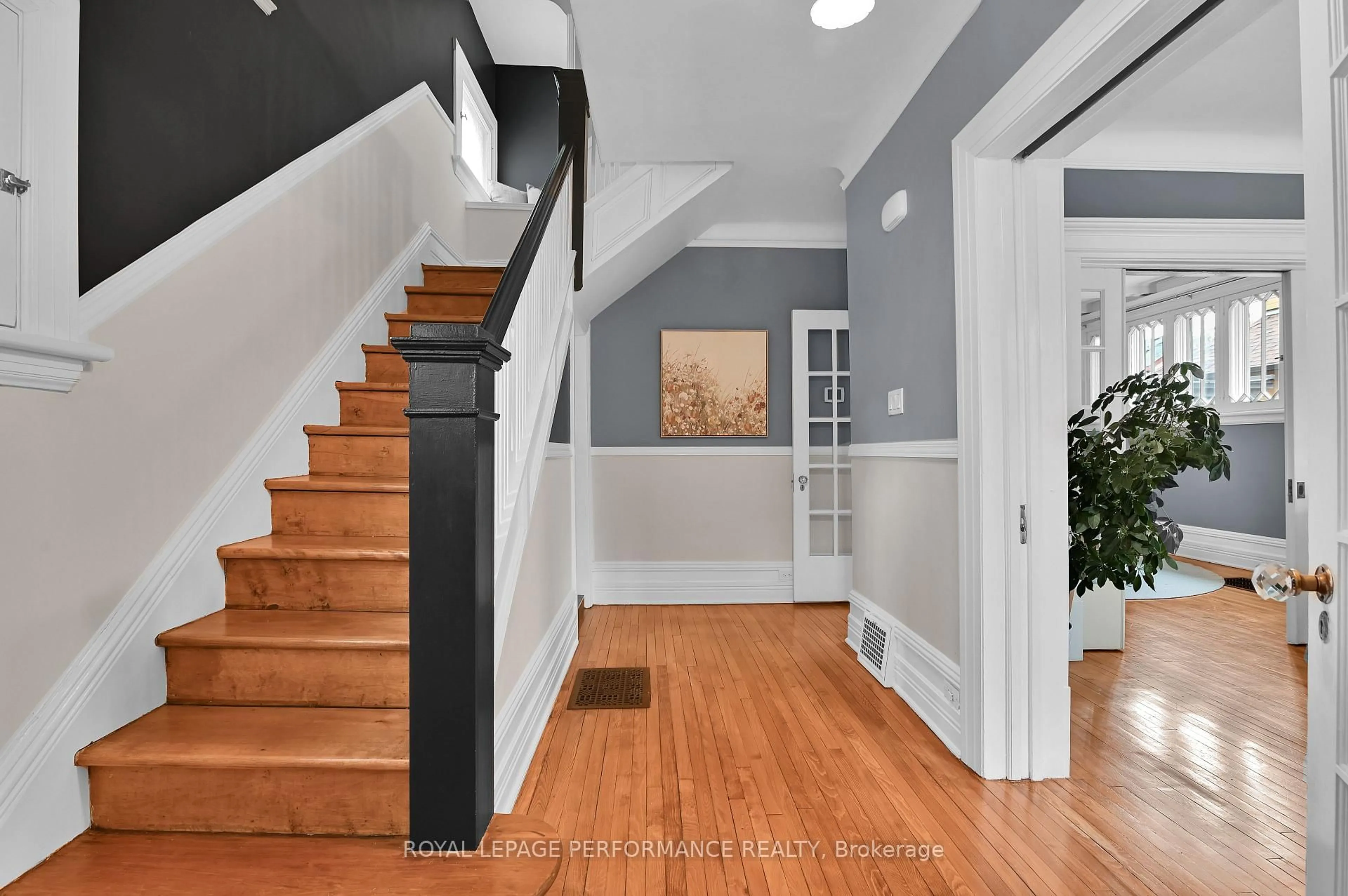 Indoor entryway for 16 Ossington Ave, Ottawa Ontario K1S 3B4