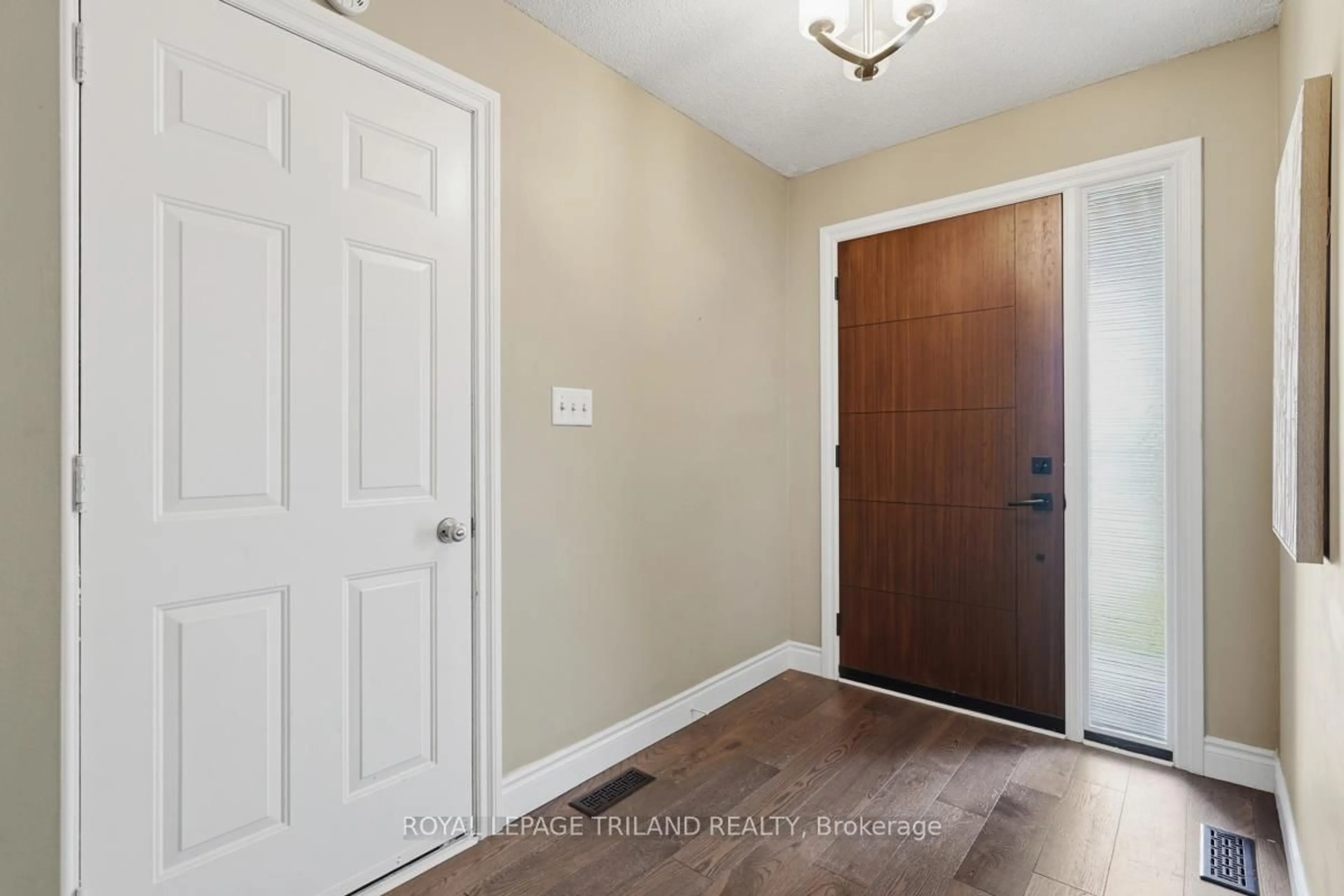 Indoor entryway for 1098 Lawson Rd, London North Ontario N6G 2X9