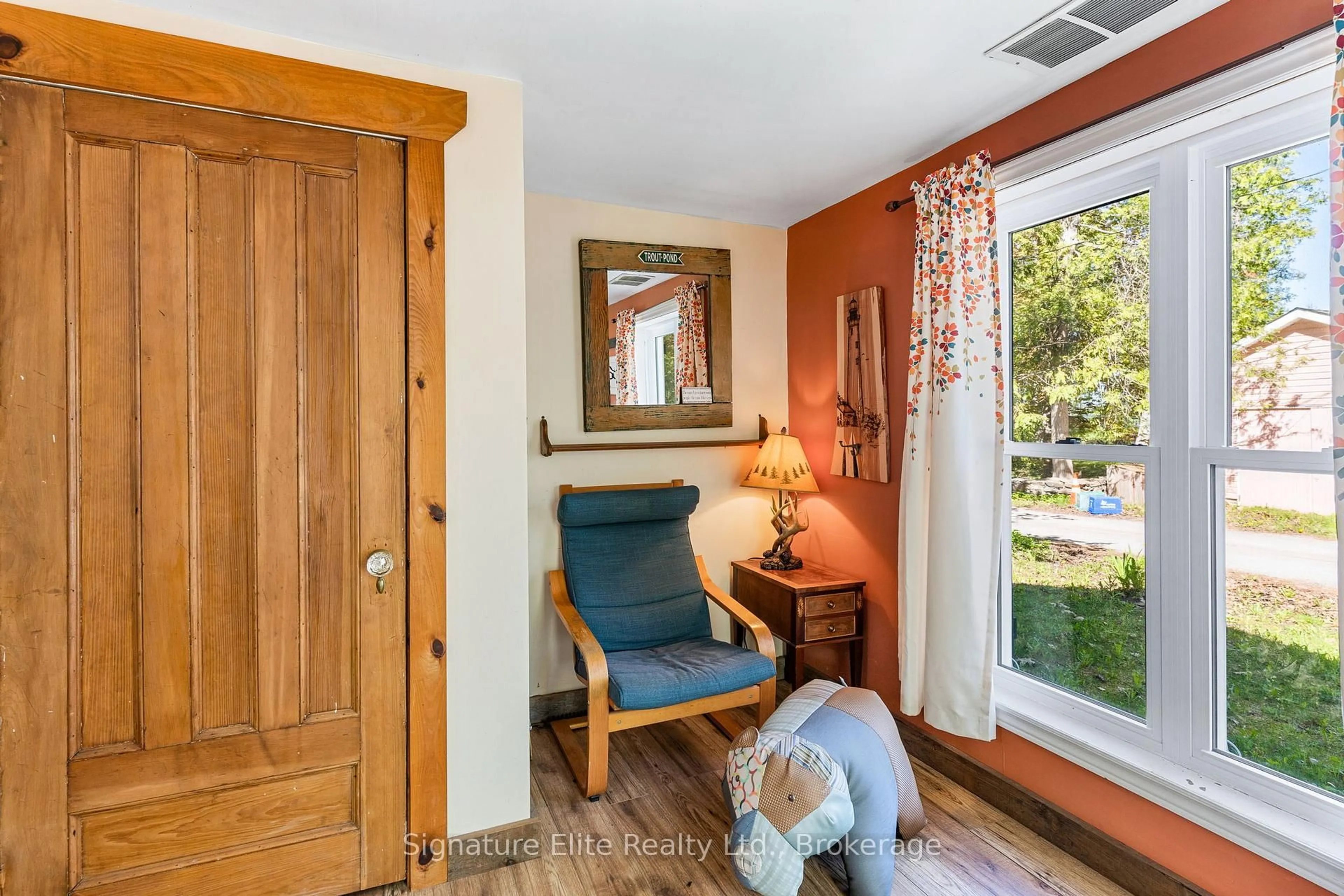 Indoor entryway for 42 Rose St, Kawartha Lakes Ontario K9V 4R6