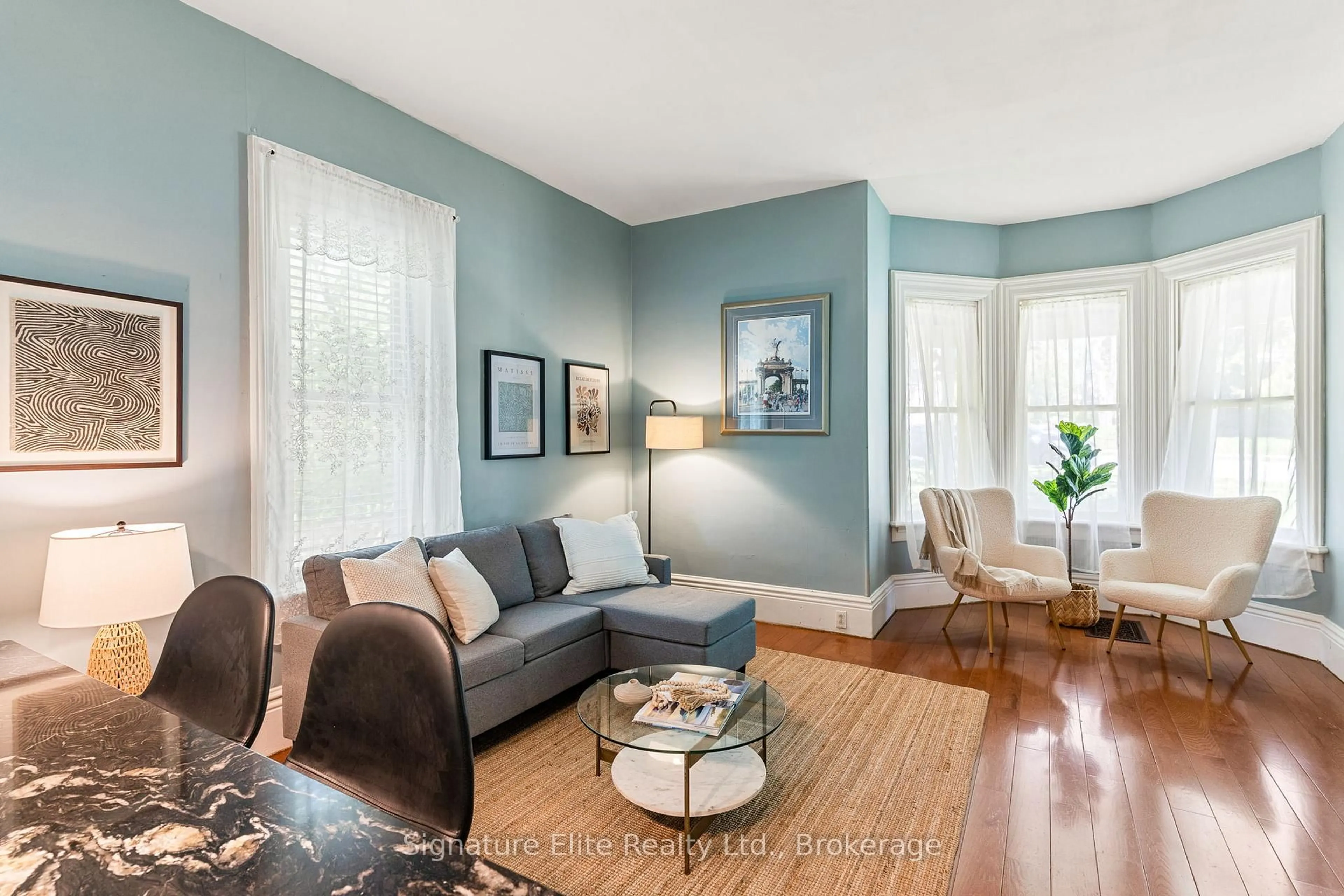 Living room with furniture, wood/laminate floor for 65 Bond St, Kawartha Lakes Ontario K9V 3R3