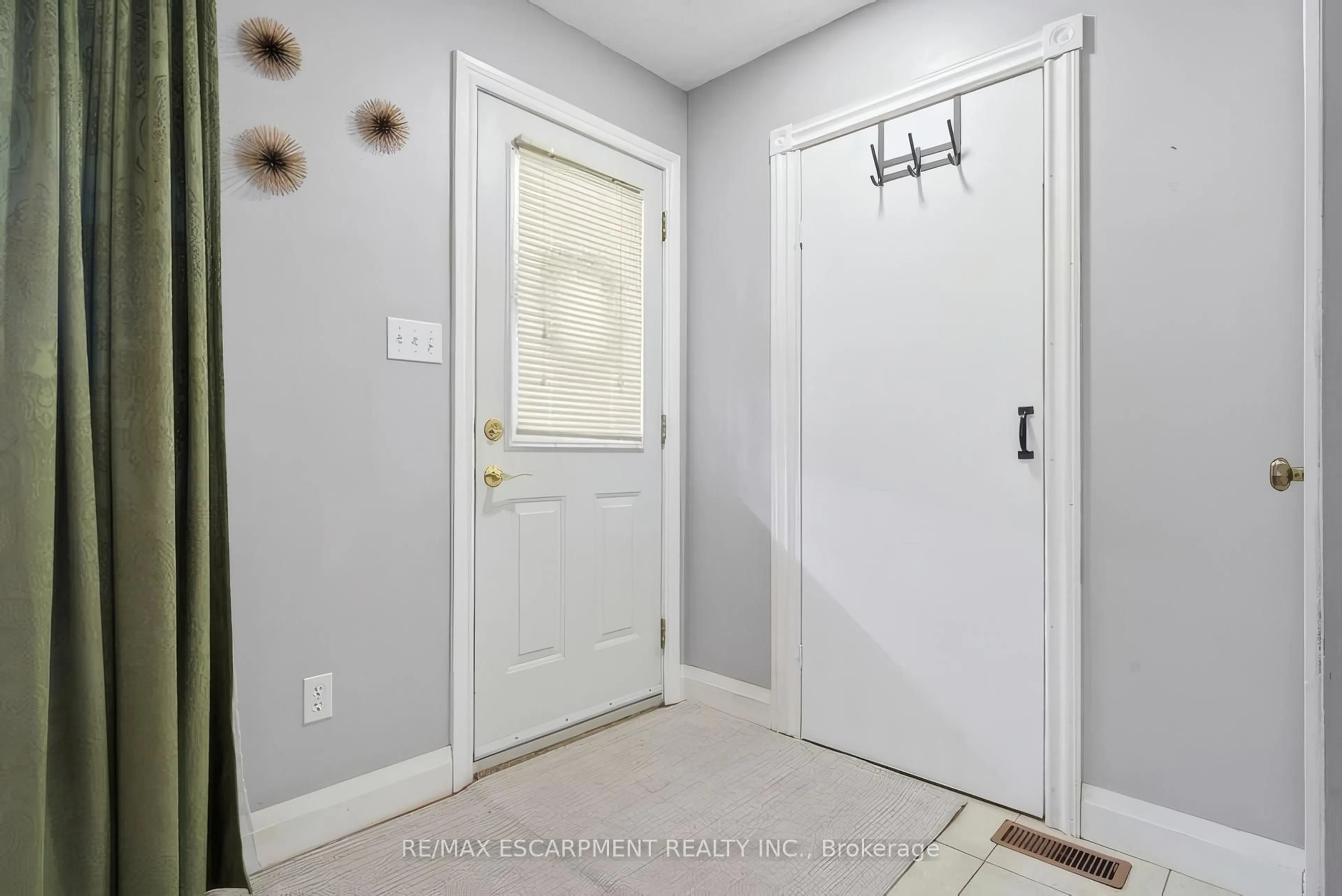 Indoor entryway for 653 Albert St #K, Waterloo Ontario N2L 3V5