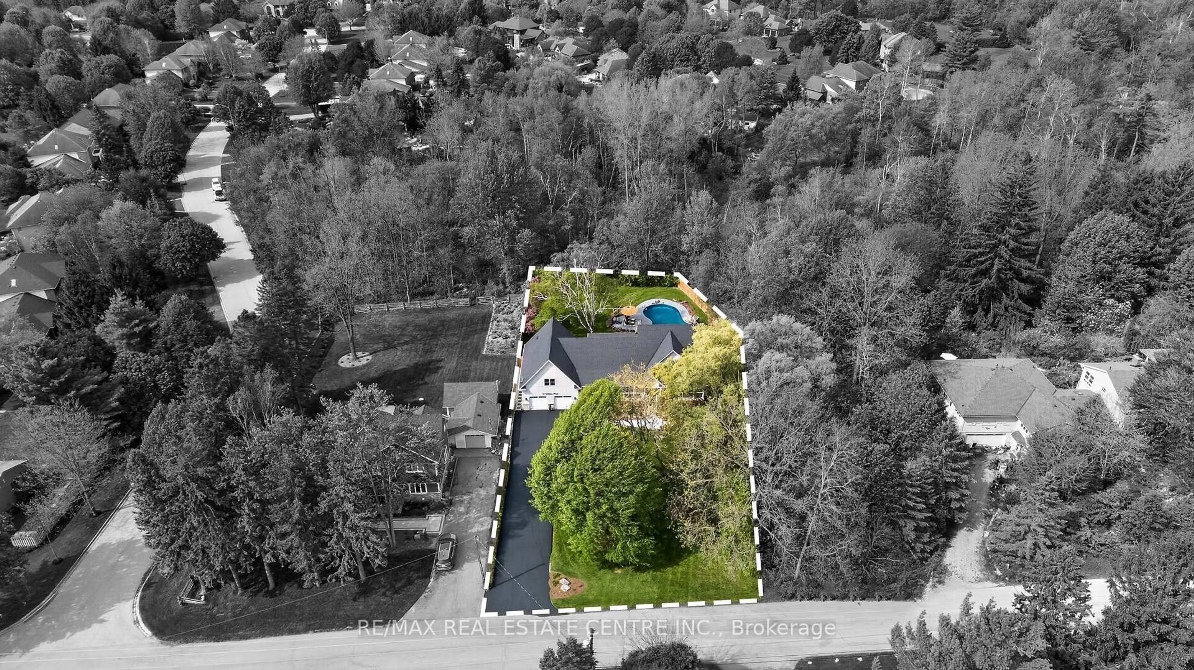 A pic from outside/outdoor area/front of a property/back of a property/a pic from drone, water/lake/river/ocean view for 17 William St, Hamilton Ontario L0R 1H2