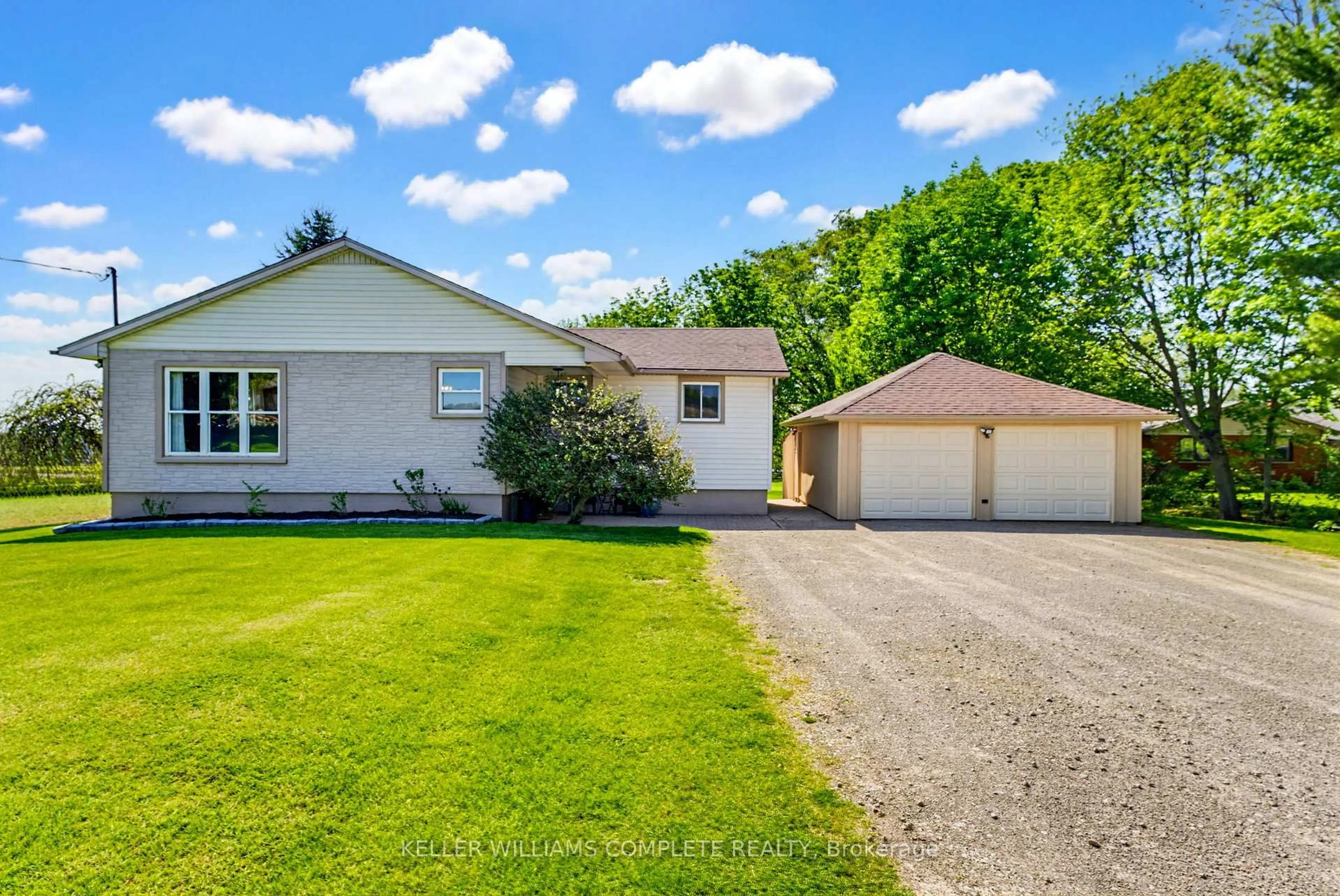 A pic from outside/outdoor area/front of a property/back of a property/a pic from drone, street for 1810 Cream St, Pelham Ontario L0S 1C0