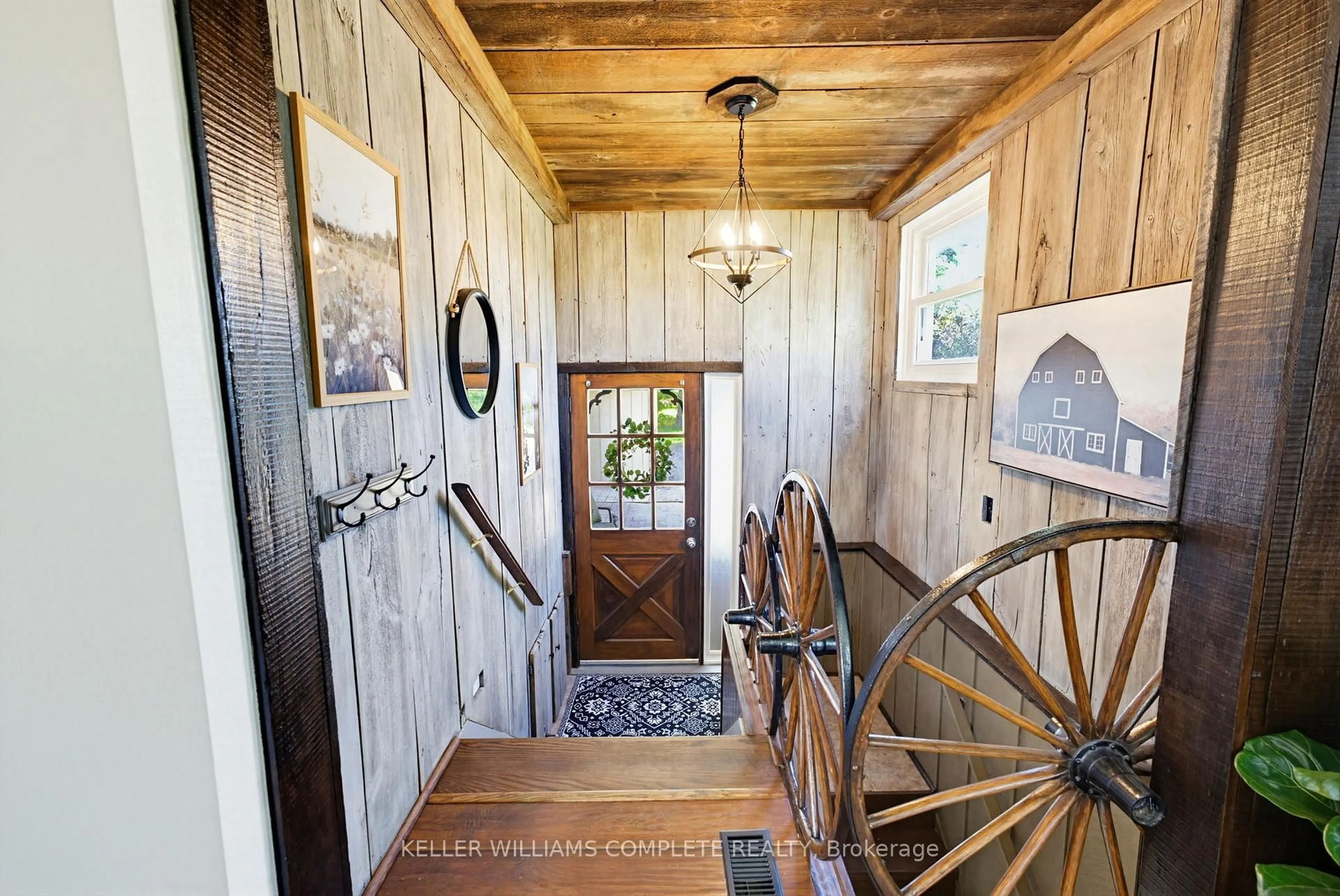 Indoor entryway for 1810 Cream St, Pelham Ontario L0S 1C0