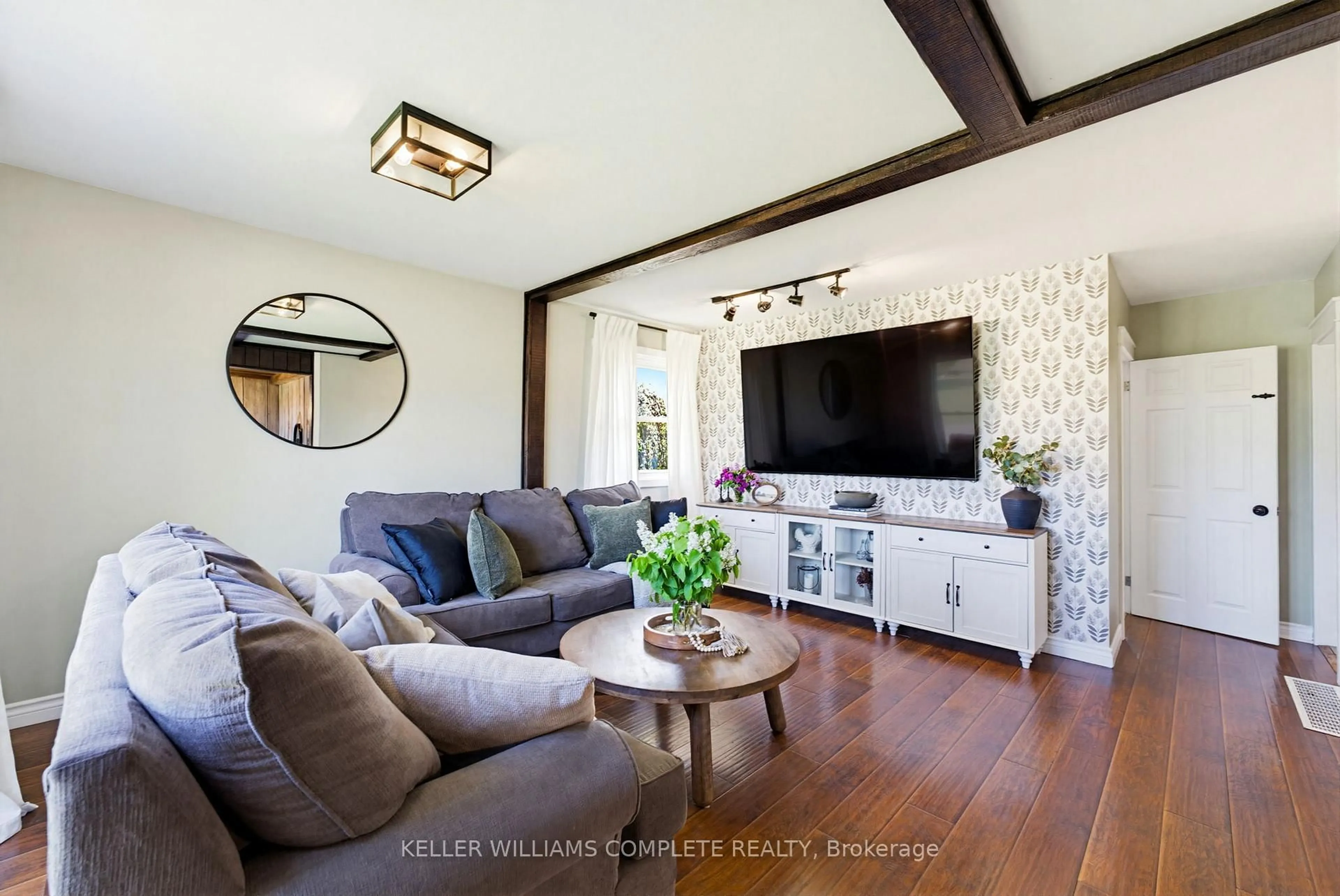 Living room with furniture, unknown for 1810 Cream St, Pelham Ontario L0S 1C0