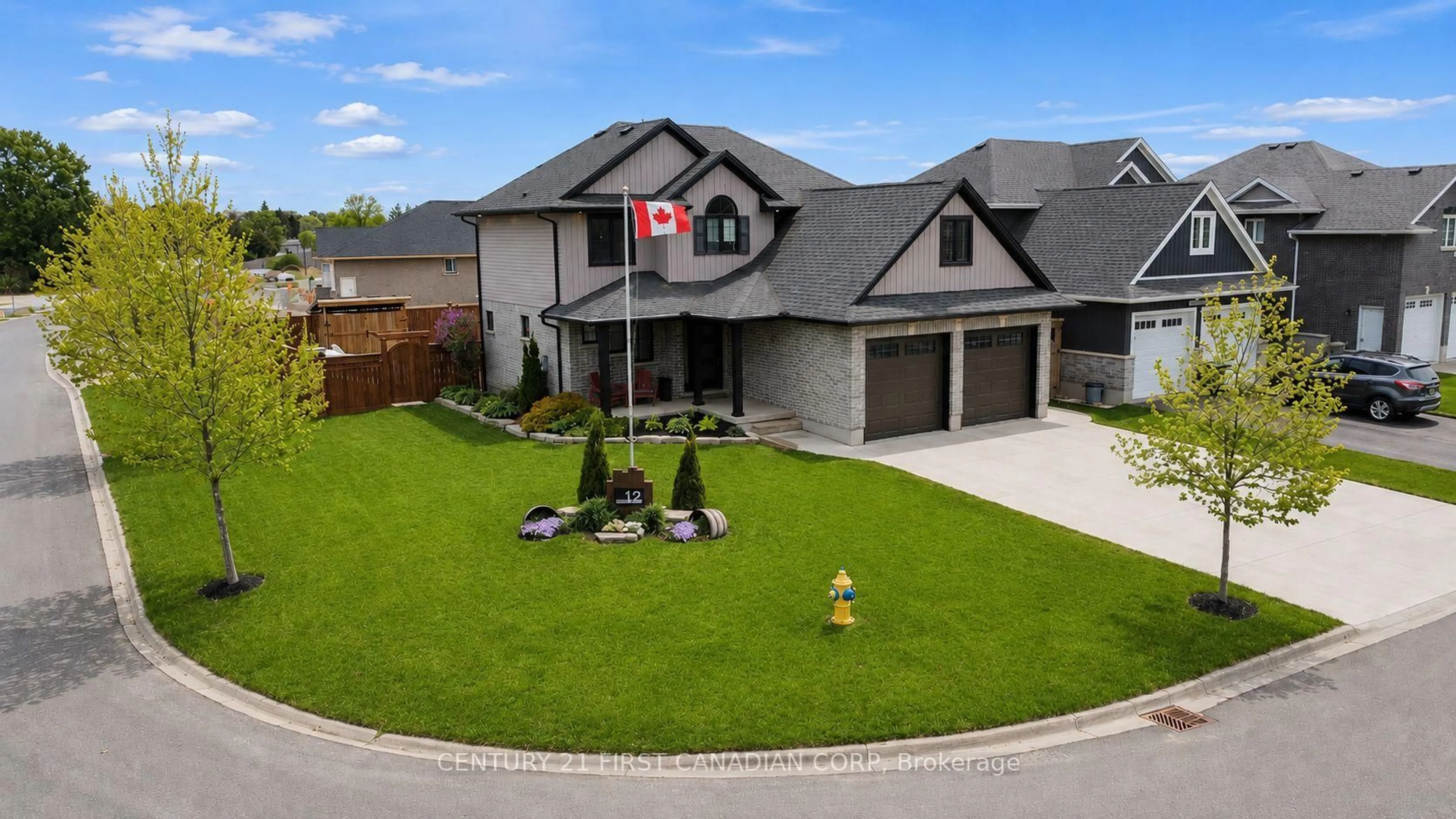A pic from outside/outdoor area/front of a property/back of a property/a pic from drone, street for 12 Glenwood St, St. Thomas Ontario N5R 0G9