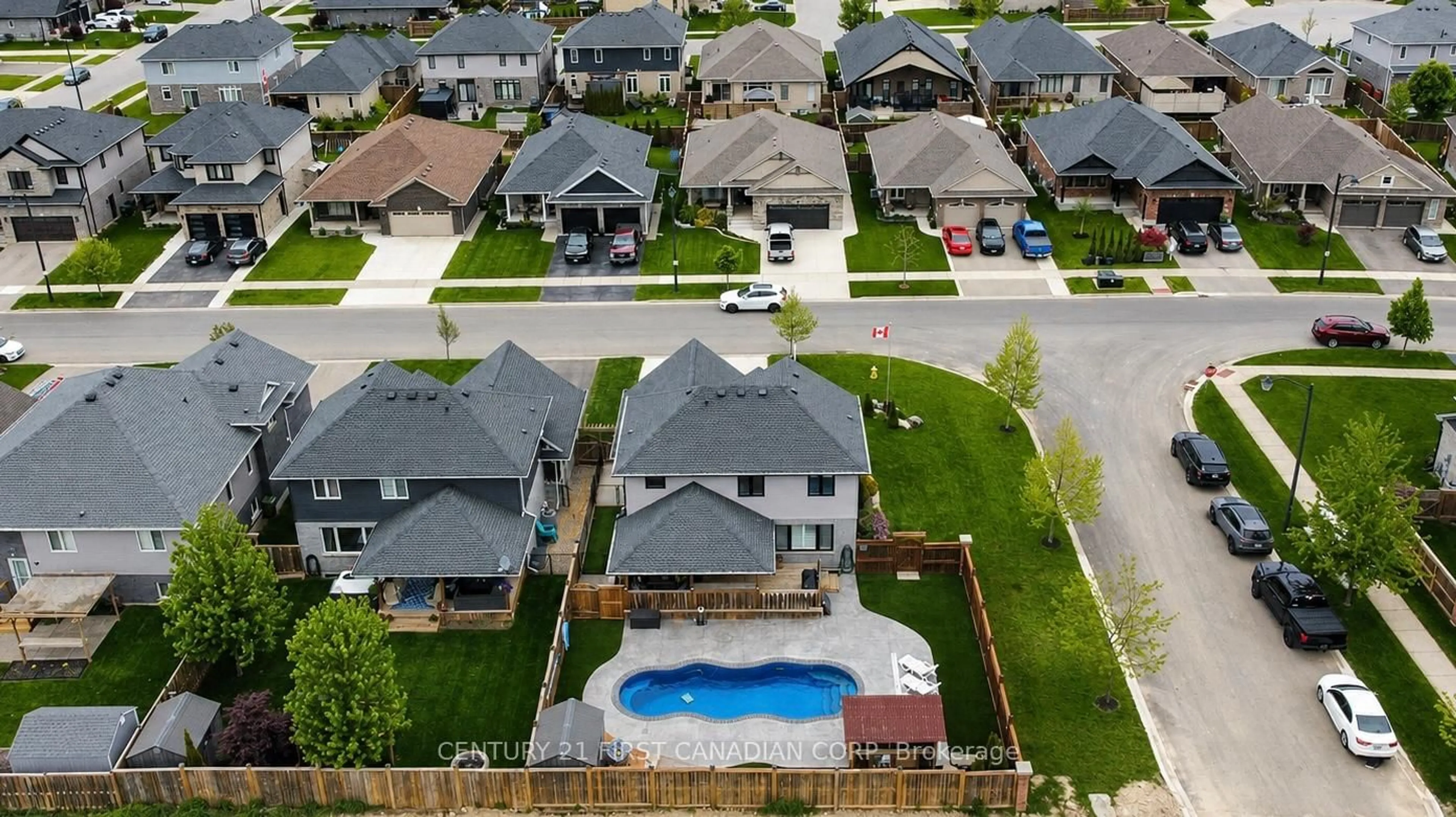 A pic from outside/outdoor area/front of a property/back of a property/a pic from drone, street for 12 Glenwood St, St. Thomas Ontario N5R 0G9