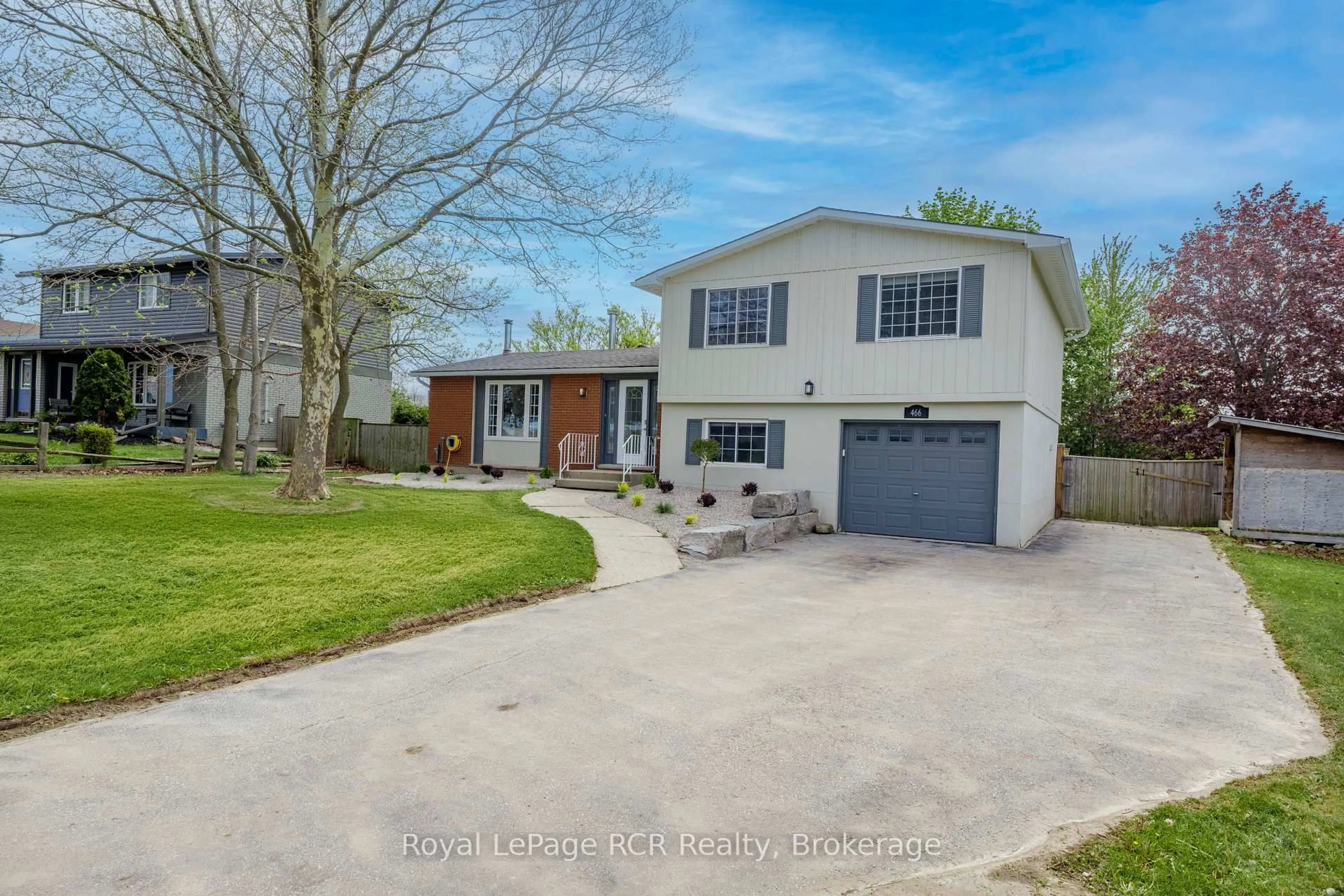 A pic from outside/outdoor area/front of a property/back of a property/a pic from drone, street for 466 HIGHLAND Dr, Kincardine Ontario N2Z 1W9
