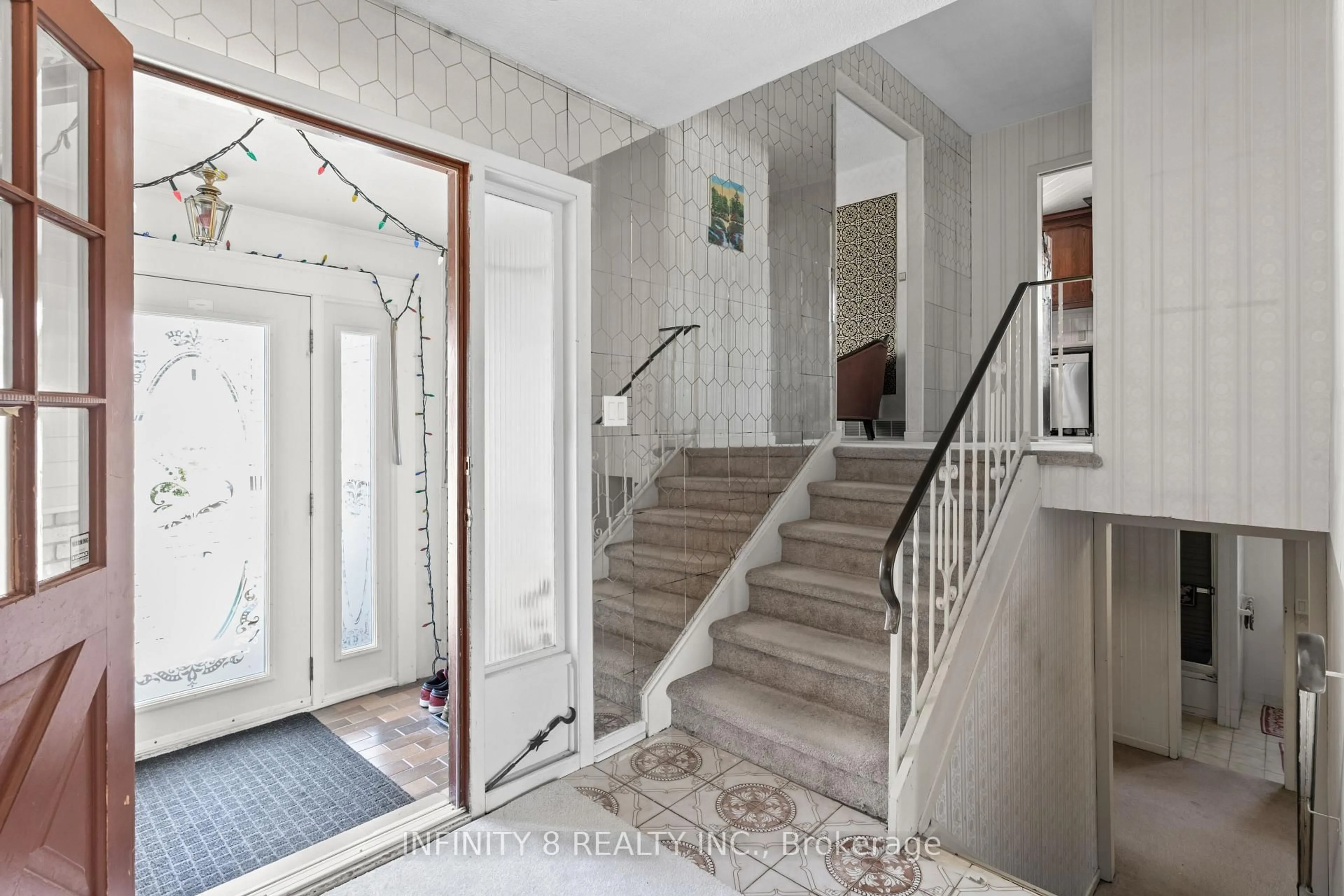 Indoor foyer for 6918 Casey St, Niagara Falls Ontario L2J 3G1