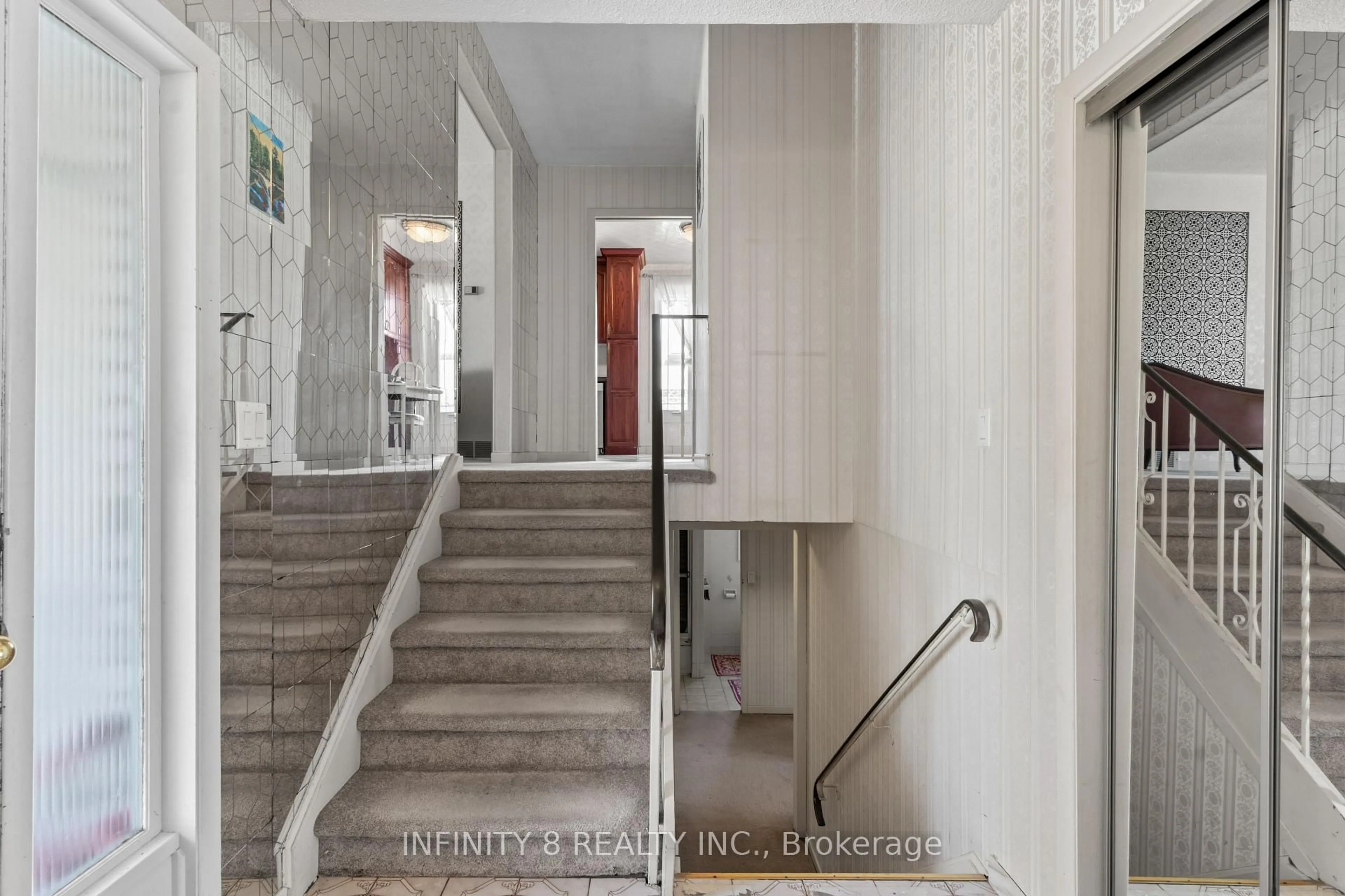 Indoor foyer for 6918 Casey St, Niagara Falls Ontario L2J 3G1