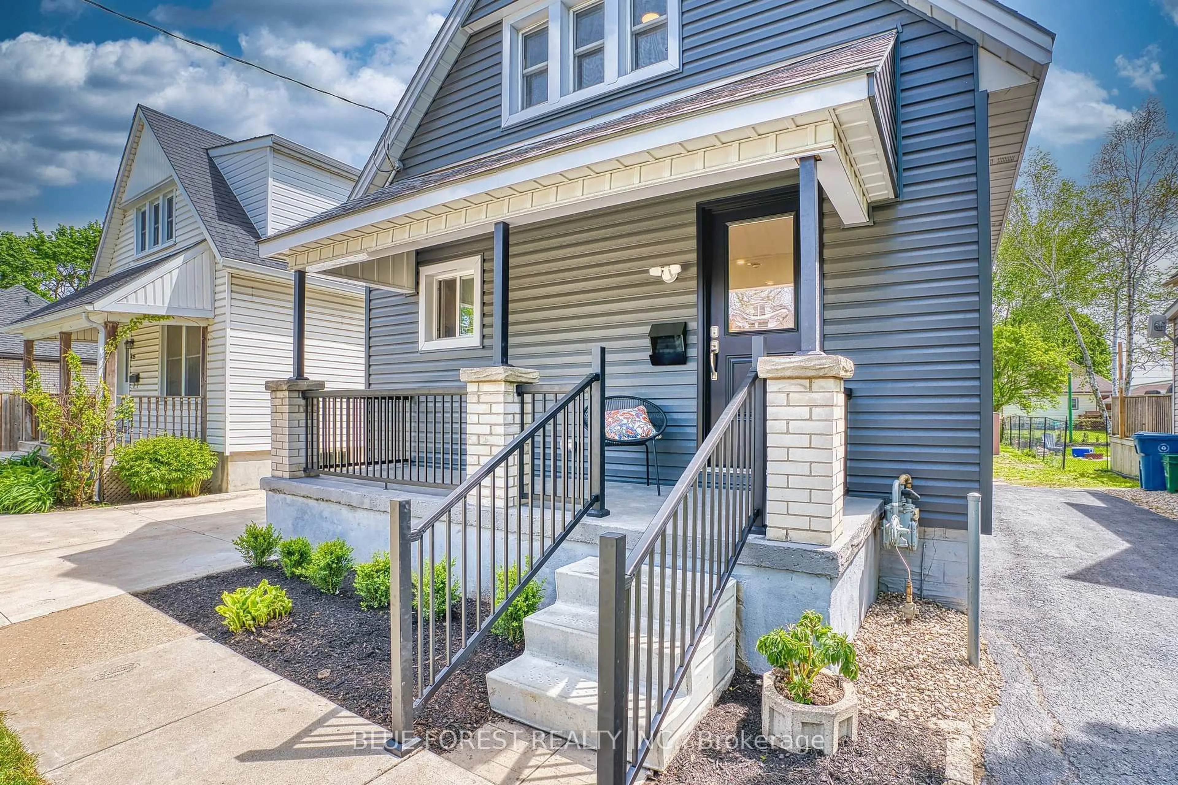 Home with vinyl exterior material, street for 471 Albert St, Stratford Ontario N5A 3L3