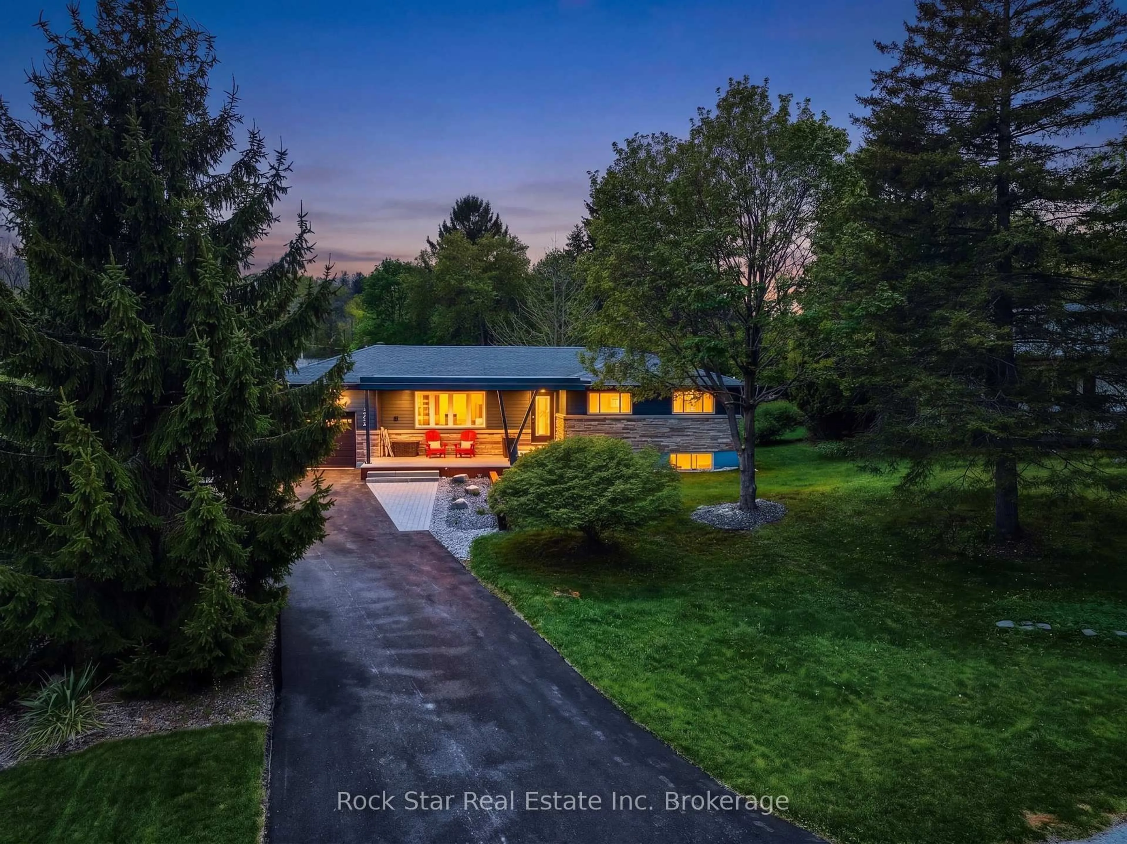 A pic from outside/outdoor area/front of a property/back of a property/a pic from drone, street for 368 Philip Pl, Hamilton Ontario L9G 3G8