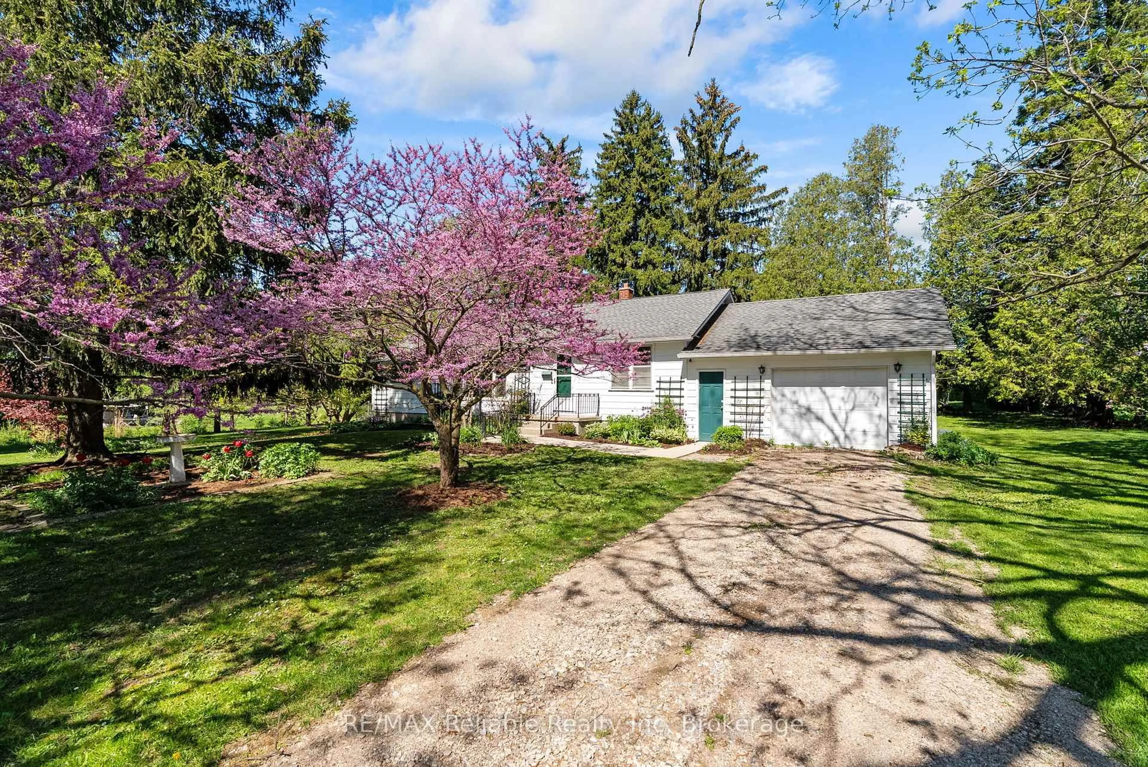 A pic from outside/outdoor area/front of a property/back of a property/a pic from drone, street for 68 William St, Huron East Ontario N0K 1G0