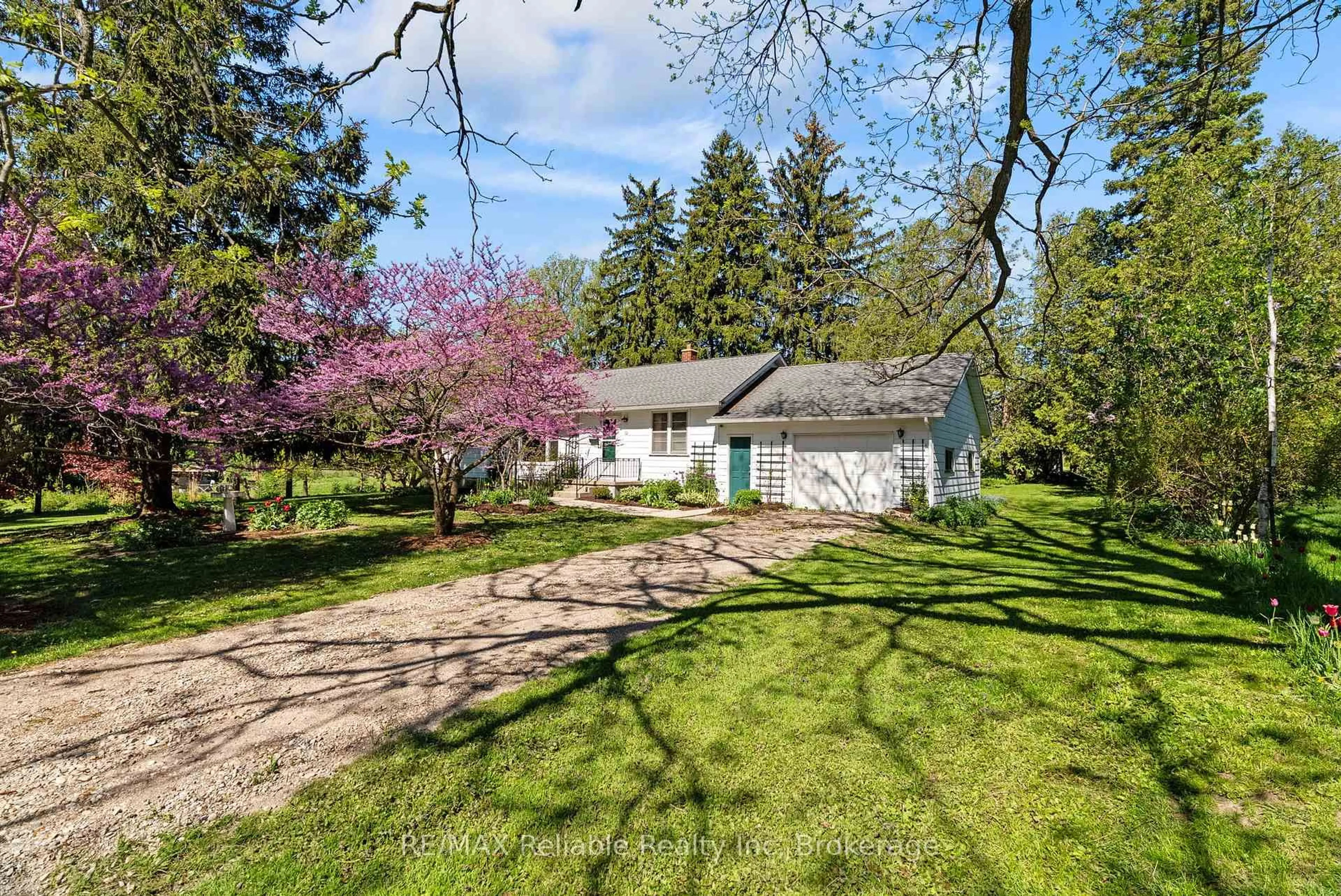 A pic from outside/outdoor area/front of a property/back of a property/a pic from drone, unknown for 68 William St, Huron East Ontario N0K 1G0