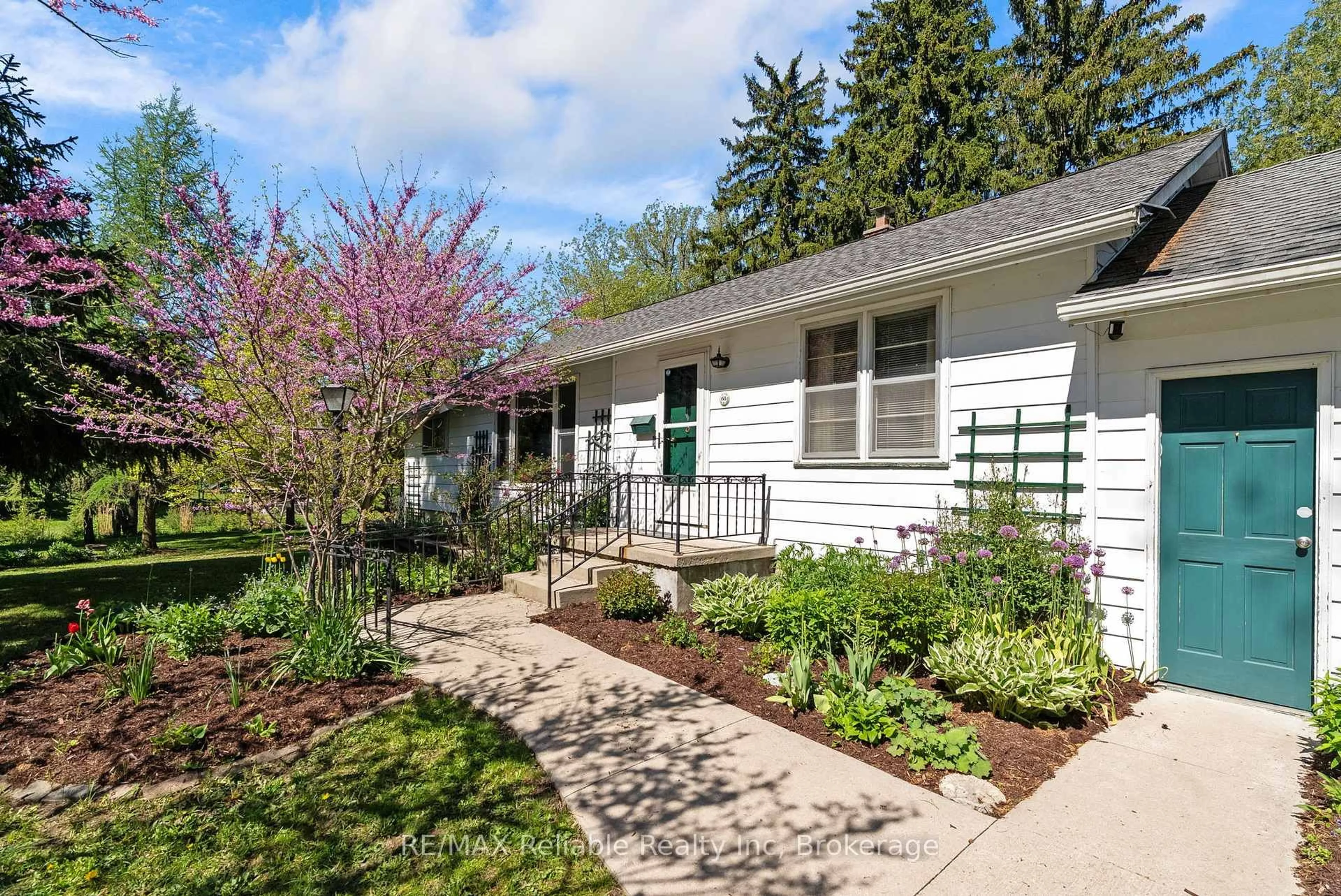 Home with vinyl exterior material, street for 68 William St, Huron East Ontario N0K 1G0